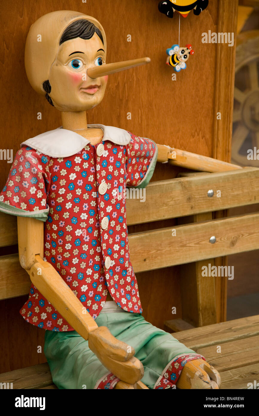 Pinocchio-Puppe vor Geschäft in Ostberlin, Deutschland Stockfotografie -  Alamy