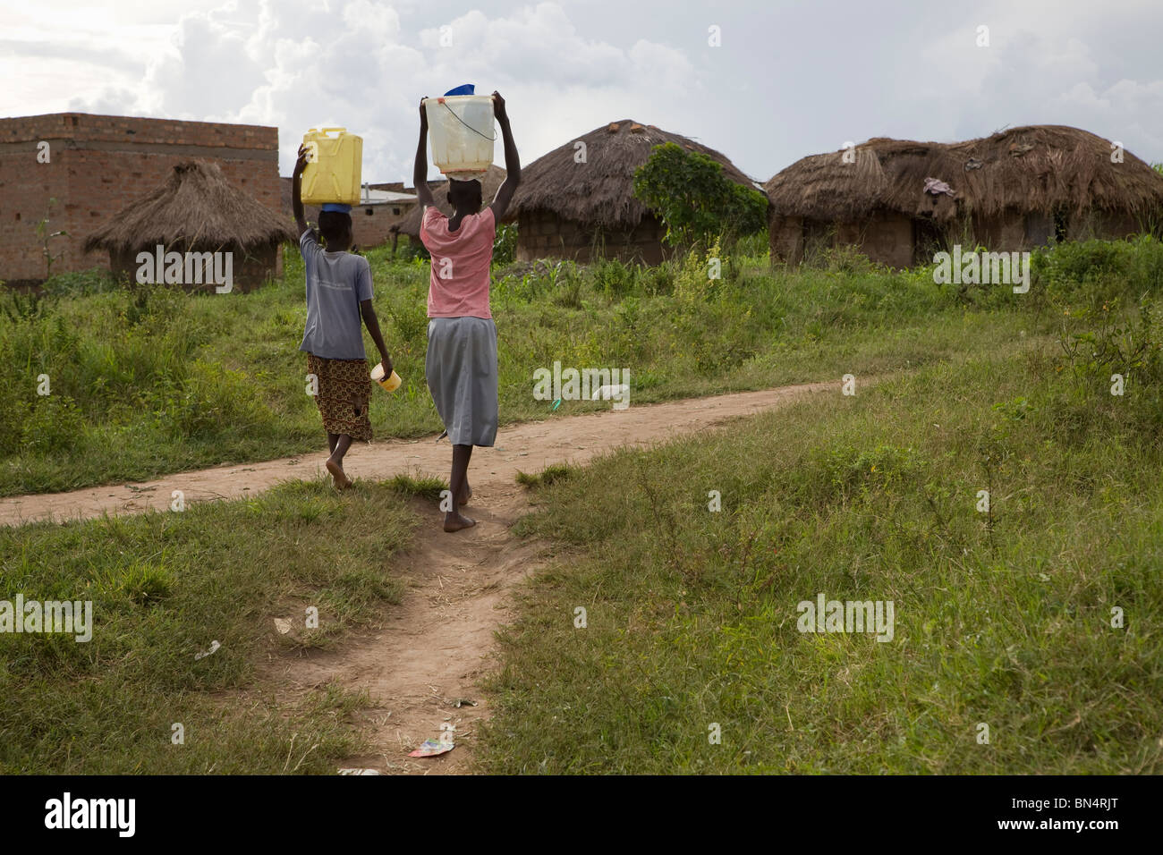 Kinder tragen von Wasser in einem Dorf - Amuria District, Uganda. Stockfoto