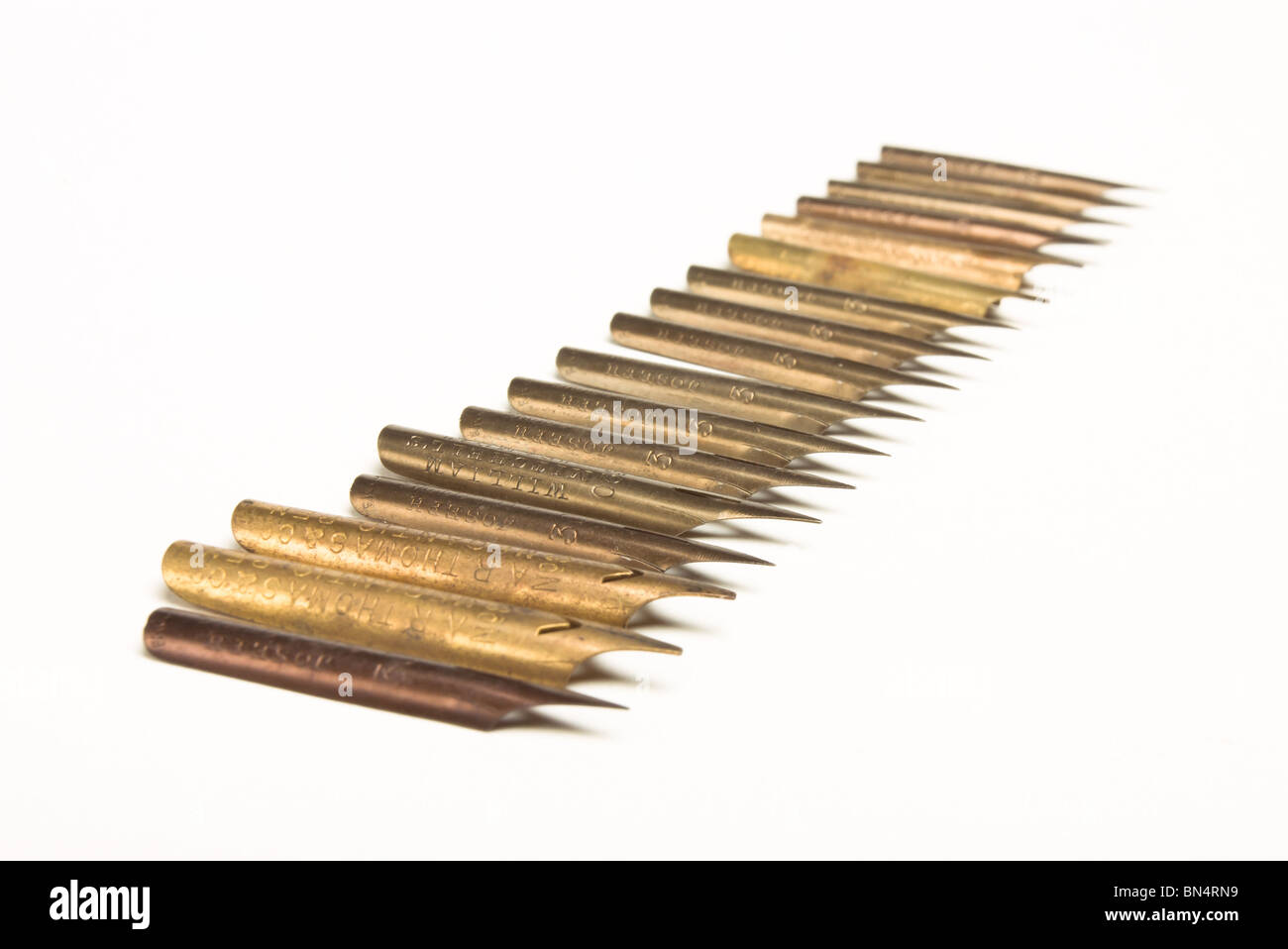 Verschiedene Vintage Füllfederhalter Schreibfedern aus niedrigen Perspektive auf weißen Hintergrund isoliert. Stockfoto