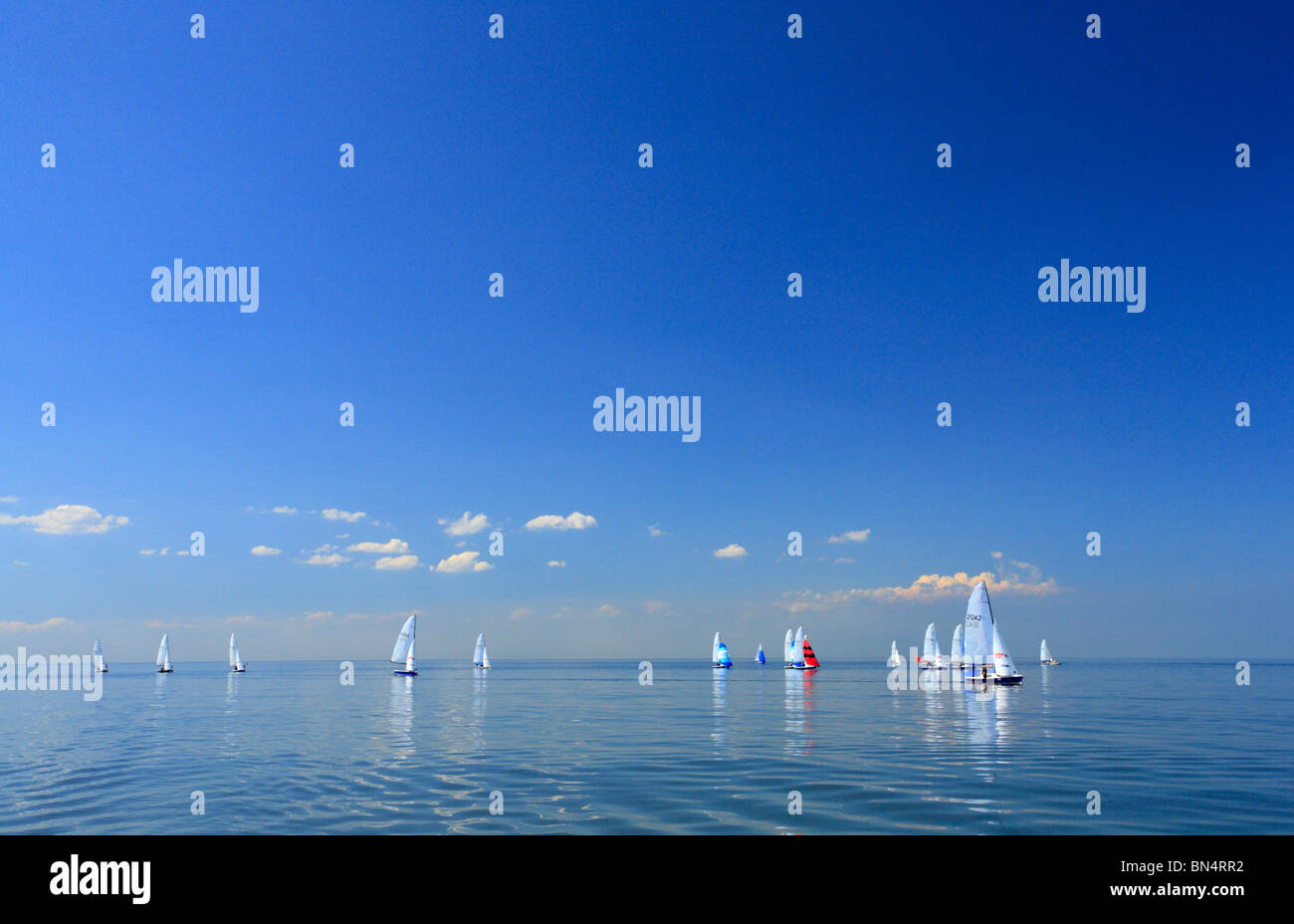 Laser 2000 Millennium Series Open Meeting am Snettisham, Norfolk 23.05.2010. Boote Segeln auf ruhiger See unter einem strahlend blauen Himmel. Stockfoto