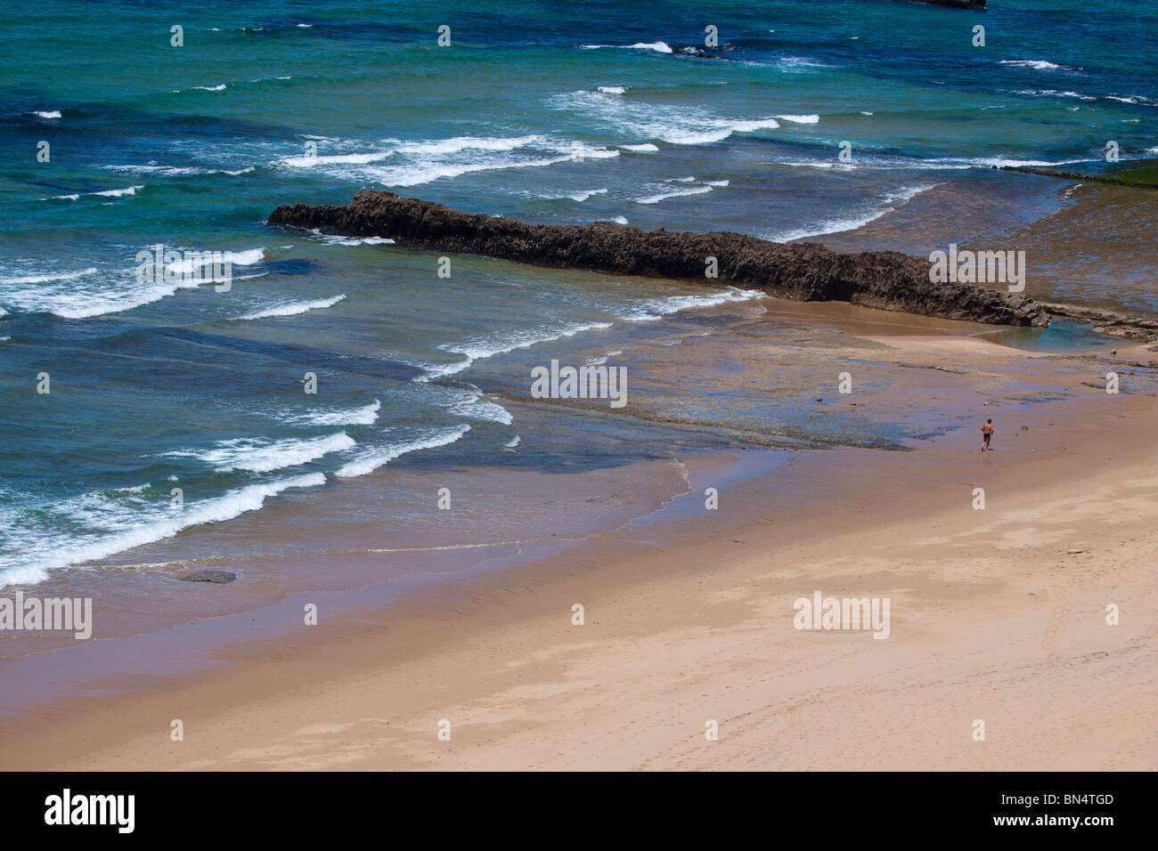 Atlantikstrand Einsamkeit friedliche Portugal Stille. einsame Meer Sisandro, Torres vedras Stockfoto