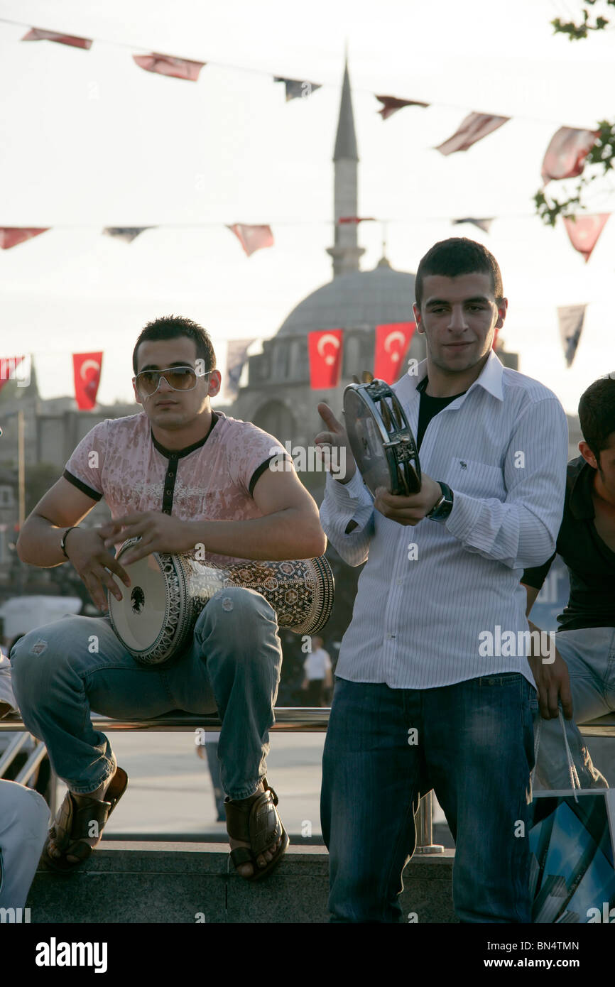 Traditioneller türkischer Musik in der Straße am Eminonu, Istanbul, Türkei. Rustem Pasha Moschee ist im Hintergrund Stockfoto