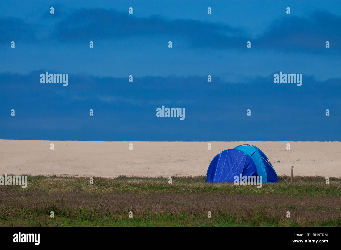 Atlantic beach camping Einsamkeit Natur Outdoor-friedliche Portugal Stille. einsame Meer Sisandro Zelt Torres vedras Stockfoto
