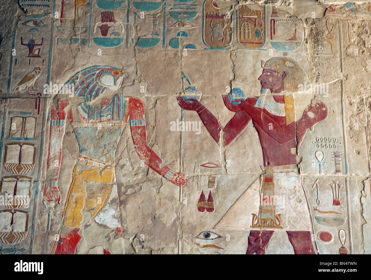 Bas-Relief-Bild aus dem Tempel der Hatschepsut, Luxor, Ägypten, Pharao (rechts) Opfergaben darbringen, das Gott Horus Stockfoto