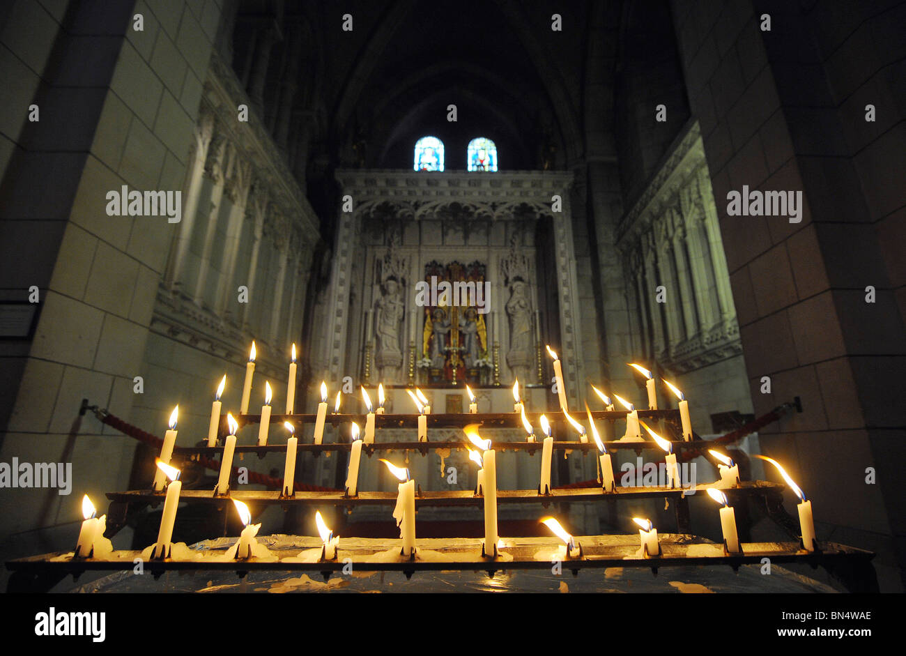 Kerzen brennen in der Abtei Kirche St. Mary in Buckfast Abbey in Buckfast, Devon. Stockfoto