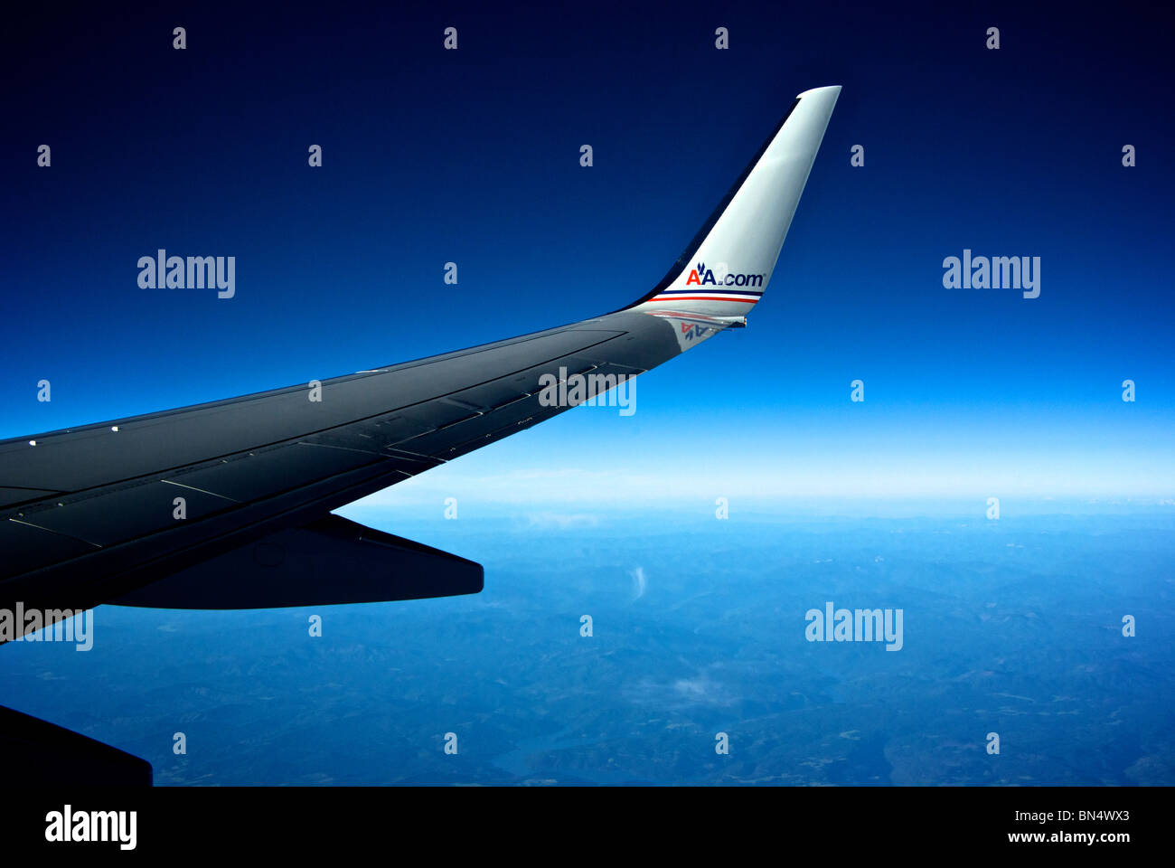 Glänzenden lackierten Flügel des American Airlines Boeing 737 Jet Passagierflugzeug durch Fenster Stockfoto