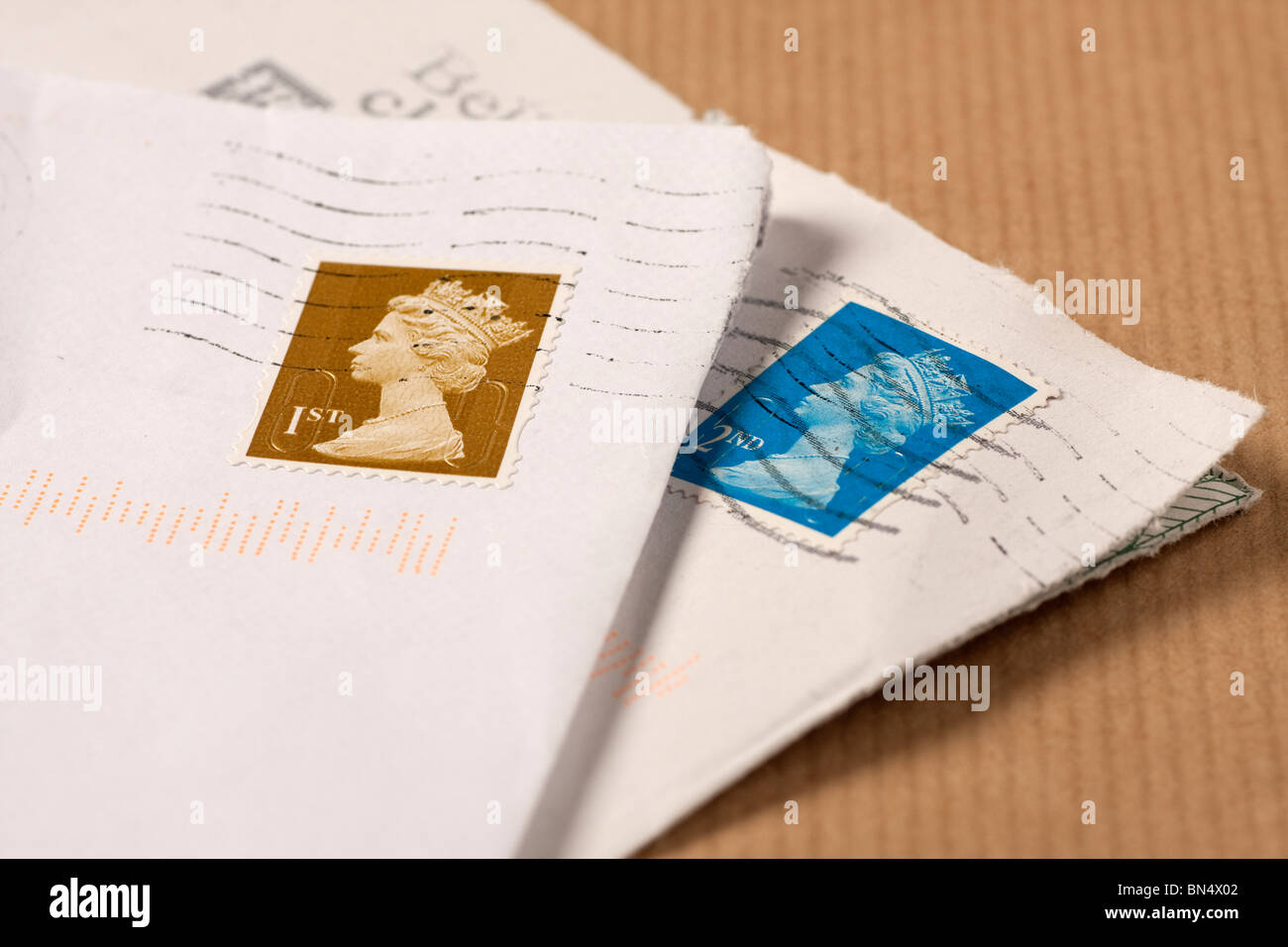 Umschläge mit 1. & 2. Klasse UK Briefmarken auf braunem Papier Stockfoto