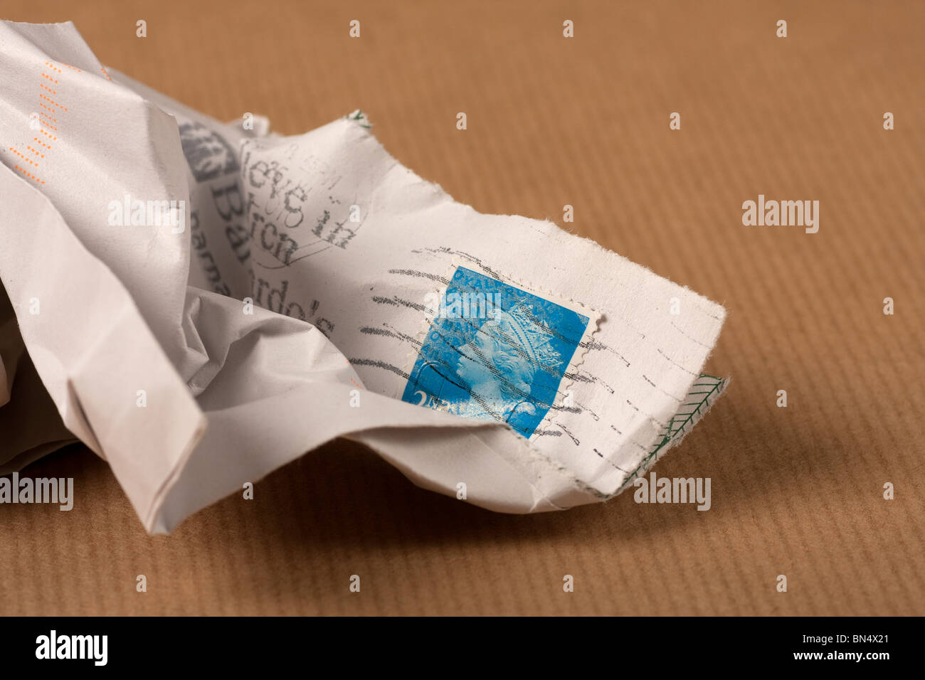 Zerknitterte Umschläge 2. Klasse UK Briefmarke zeigt Stockfoto