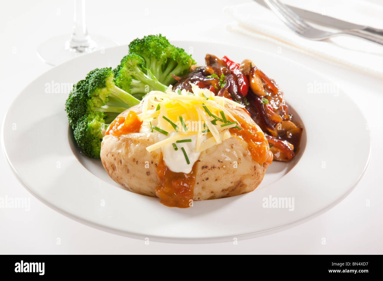 Ofenkartoffel mit Steak und broccoli Stockfoto
