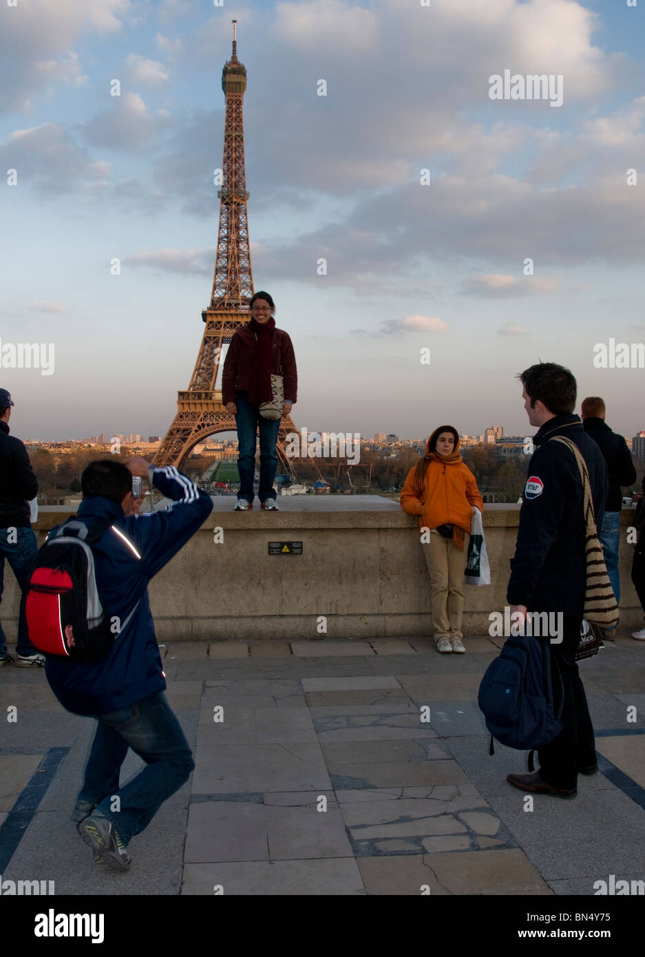 Touristen, die den Eiffelturm, Ansicht bilden Trocadero Plaza, Paris, Frankreich, Mann nimmt Fotos posiert. Stockfoto