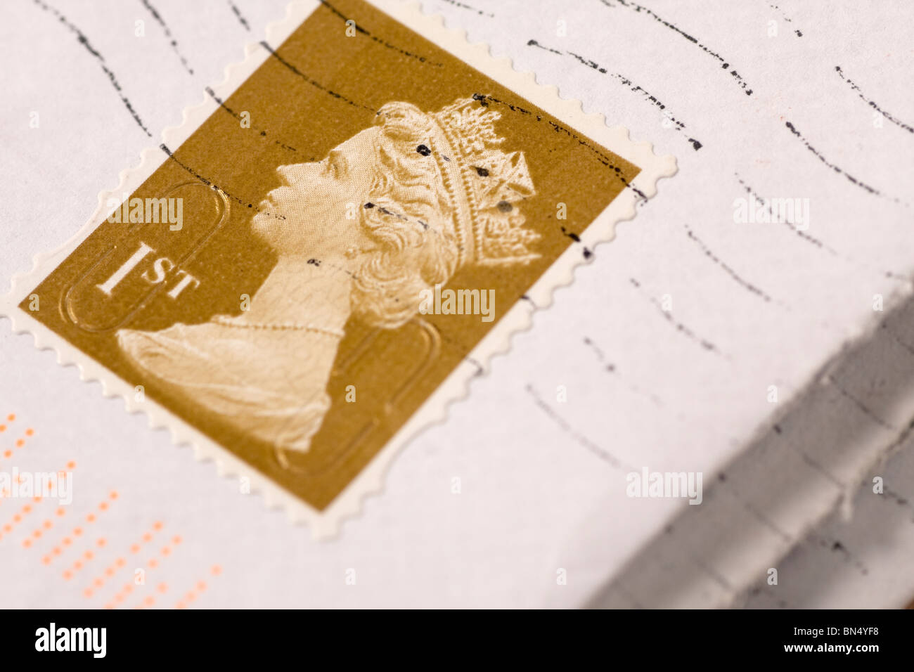 Nahaufnahme eines Umschlags mit 1. Klasse-UK-Briefmarke Stockfoto