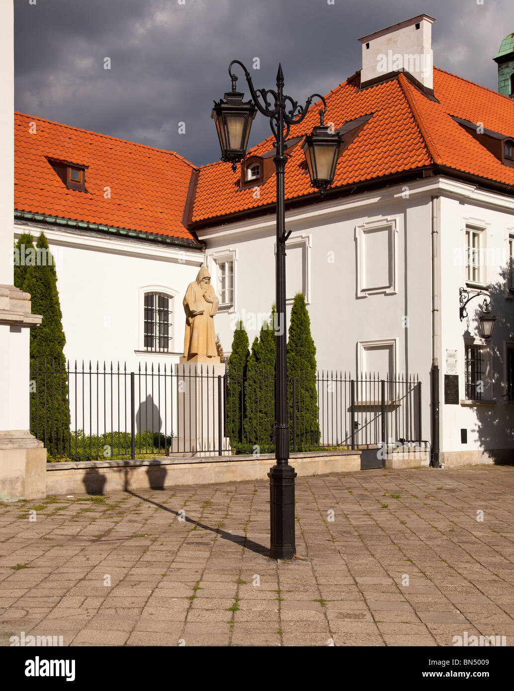 Statue von St. Benedykt außerhalb St. Kazimierz Kirche in neuen von Warschau in Polen Stockfoto