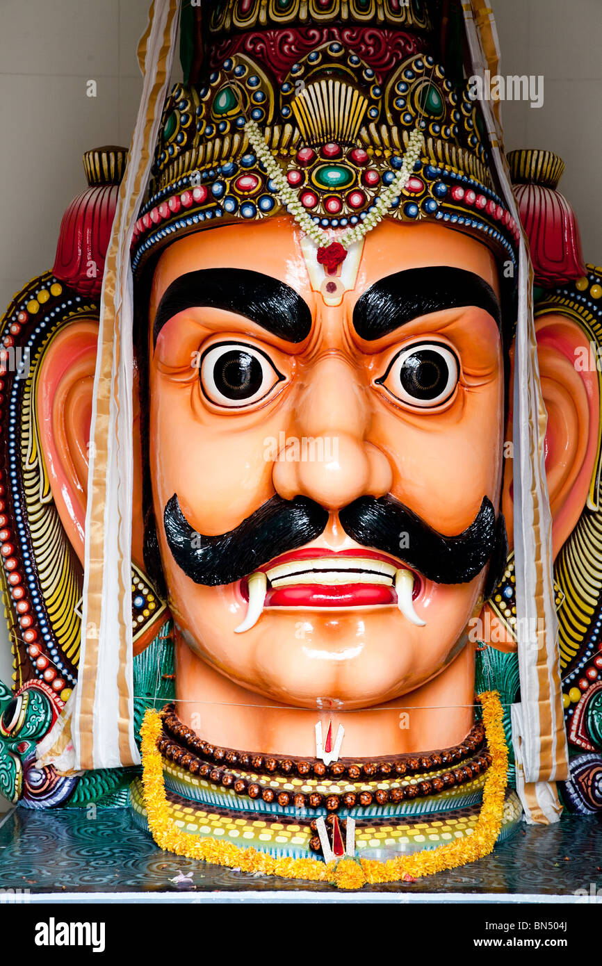 Eine Figur der Aravan, Sohn des Arju in den Sri Mariamman Hindu-Tempel in Singapur Stockfoto