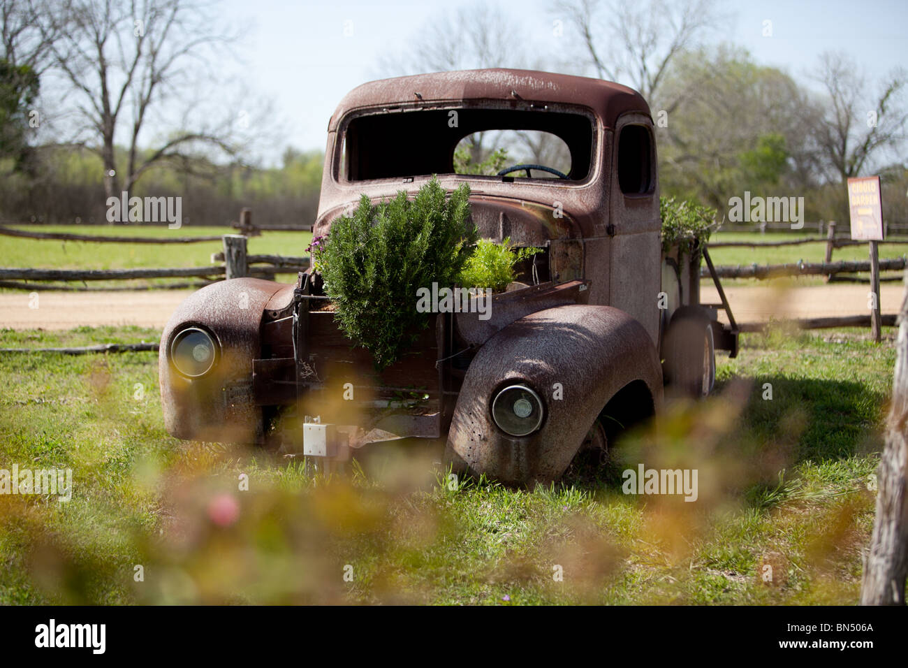 Ein aufgeschlüsselt antike LKW bekommt als einem Pflanzer neu gedachte Stockfoto