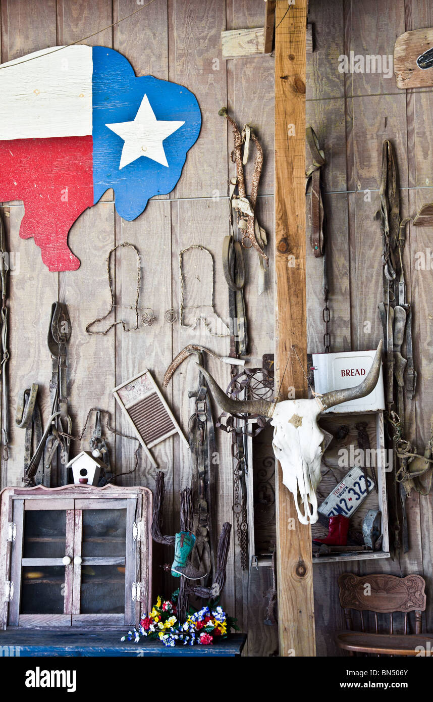 Cowboy im Zusammenhang mit Dekor auf Cibolo Ranch in der Nähe von San Antonio, Texas Stockfoto