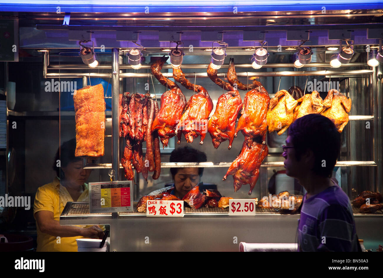 Grill-Ente und Huhn hängen vom Huhn mit Reis Stand in Bedok Hawker Center in Singapur Stockfoto