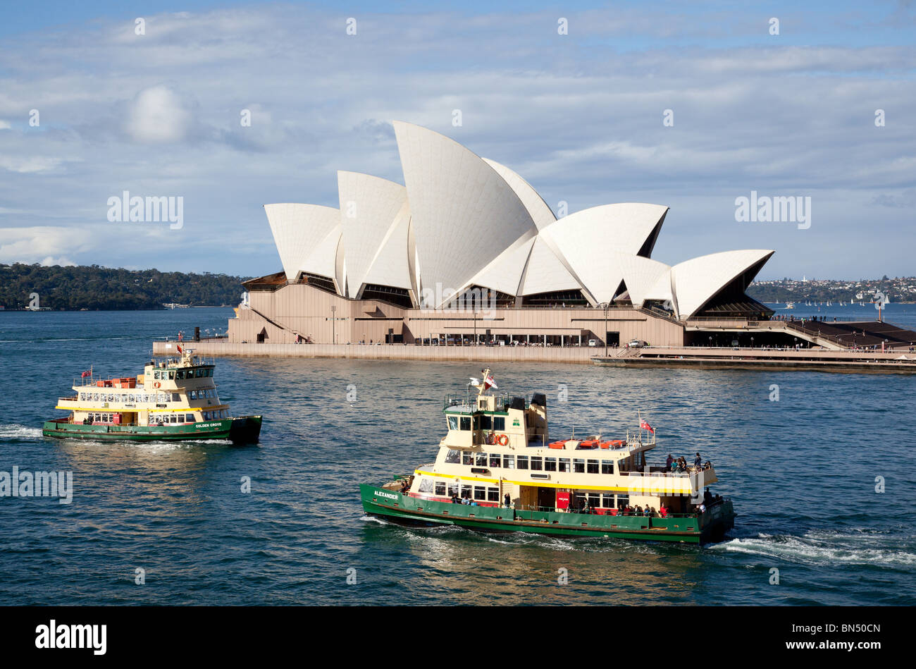 Sydney Opera House und Fähre Boote im Hafen von Sydney in Sydney, Australien Stockfoto