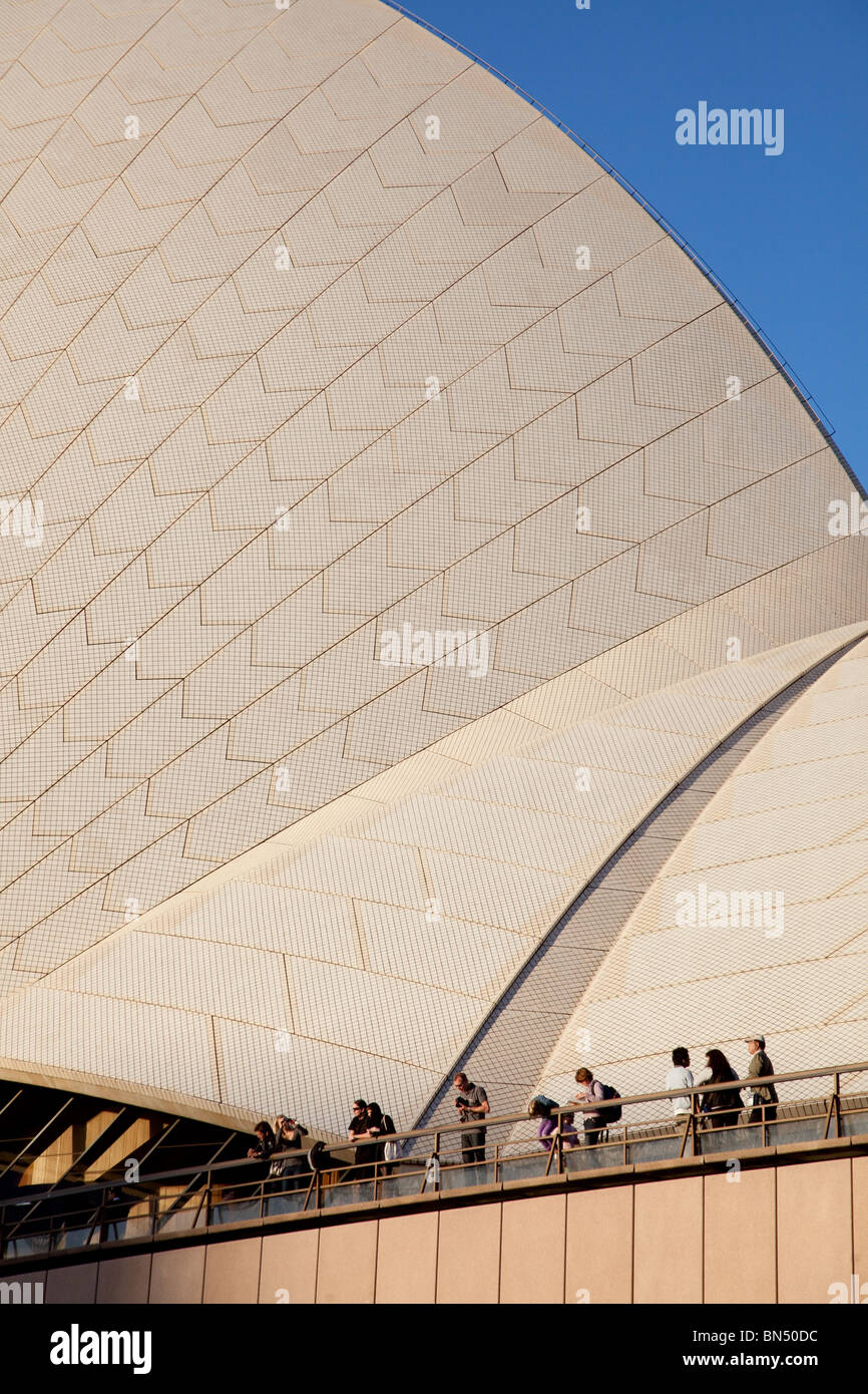 Touristen genießen Sie den Sonnenuntergang vom Sydney Opera House in Sydney, Australien Stockfoto