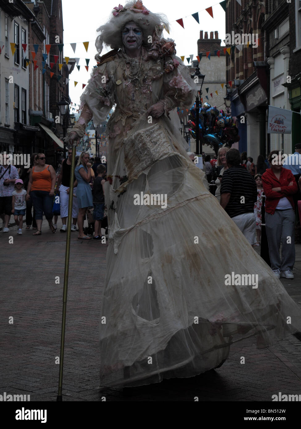Miss Havisham auf Stelzen Stockfoto
