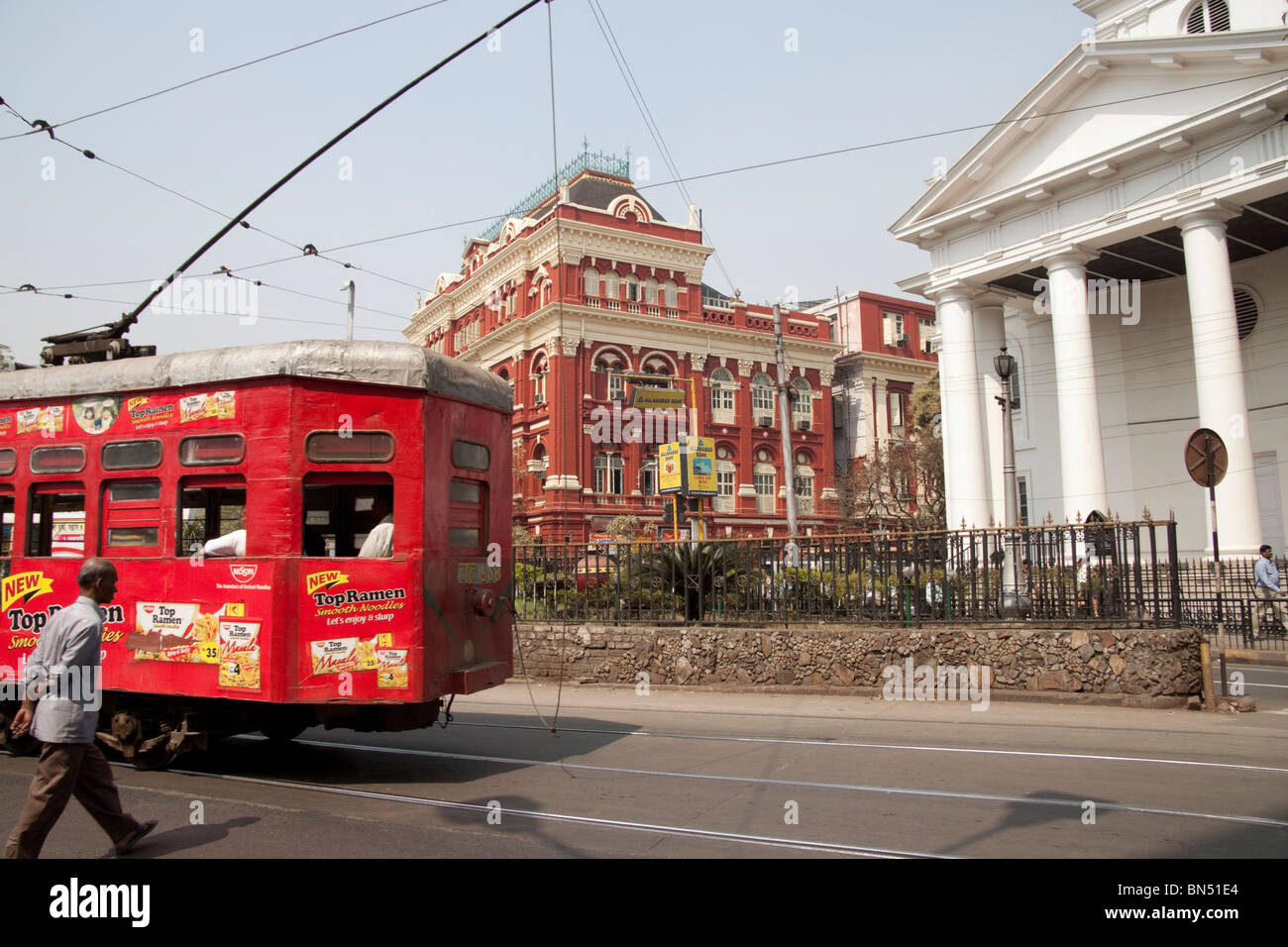 Eine Straßenbahn übergibt St.-Andreas Kirche und die roten Schriftsteller Gebäude in Kolkata (Kalkutta), West Bengal, Indien. Stockfoto