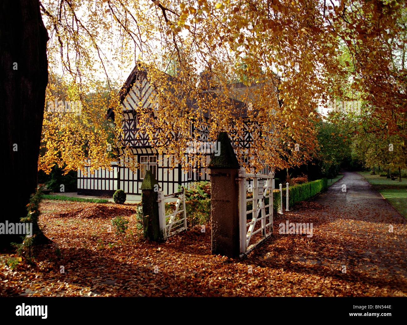 Großbritannien, England, Cheshire, Stockport, Bramhall Park, Bramall Hall Torhaus, Herbst Stockfoto