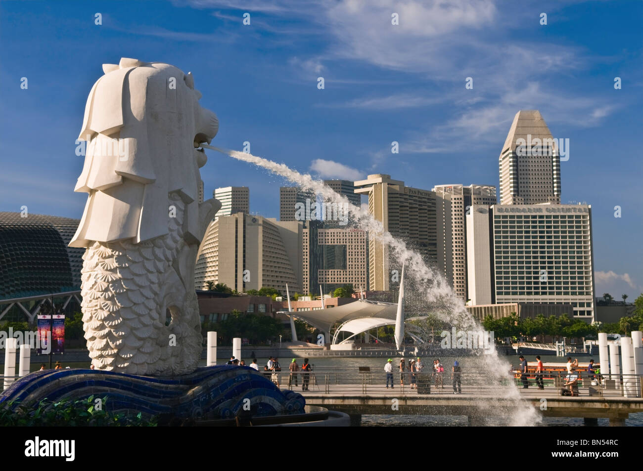 Merlion Statue und SunTec City Skyline von Singapur Stockfoto