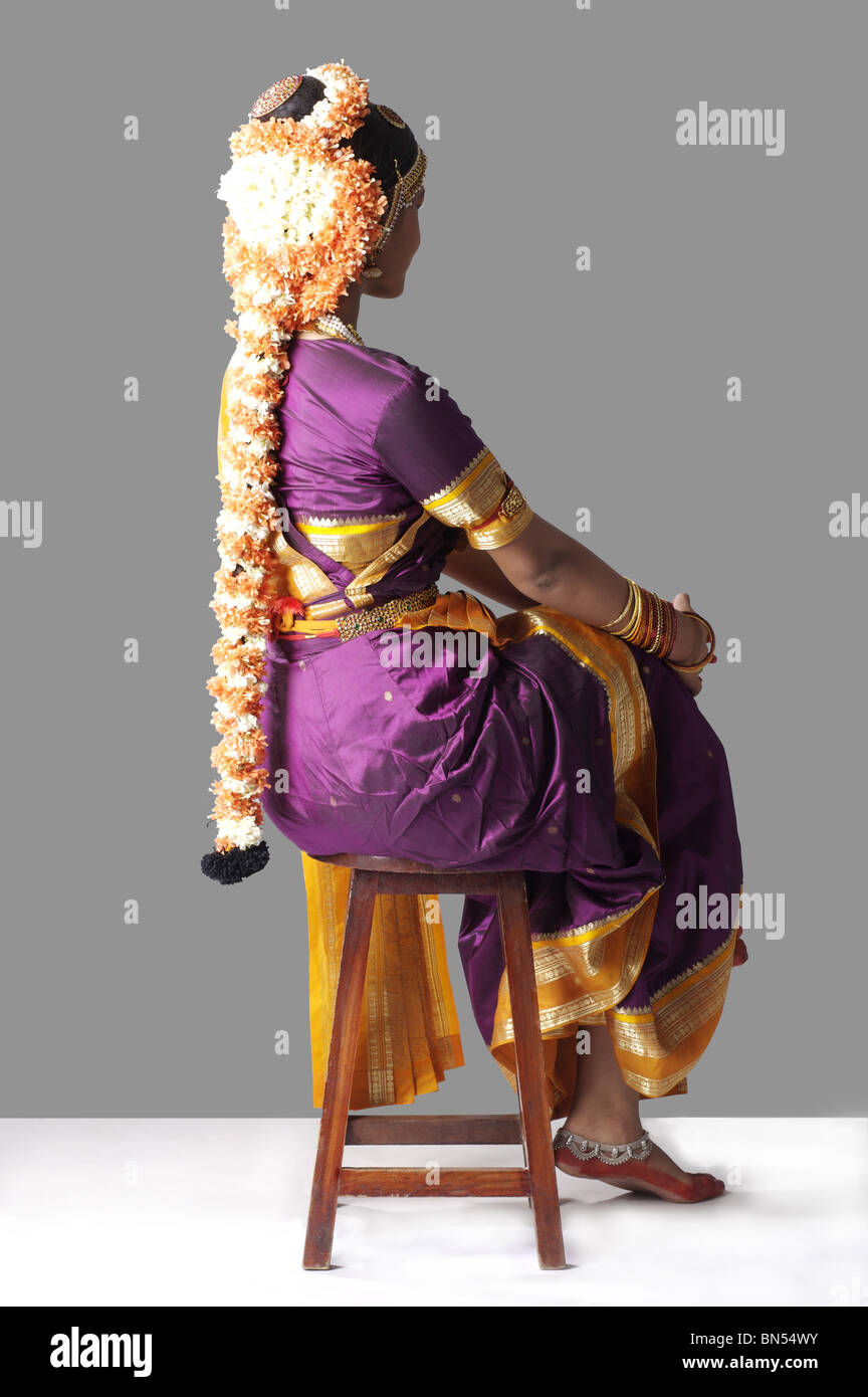 Tragen Sie einen Blumen-Veni oder Halbkreis von echten oder künstlichen Blumen runden die Bun des Haares im Bharatnatyam. Stockfoto