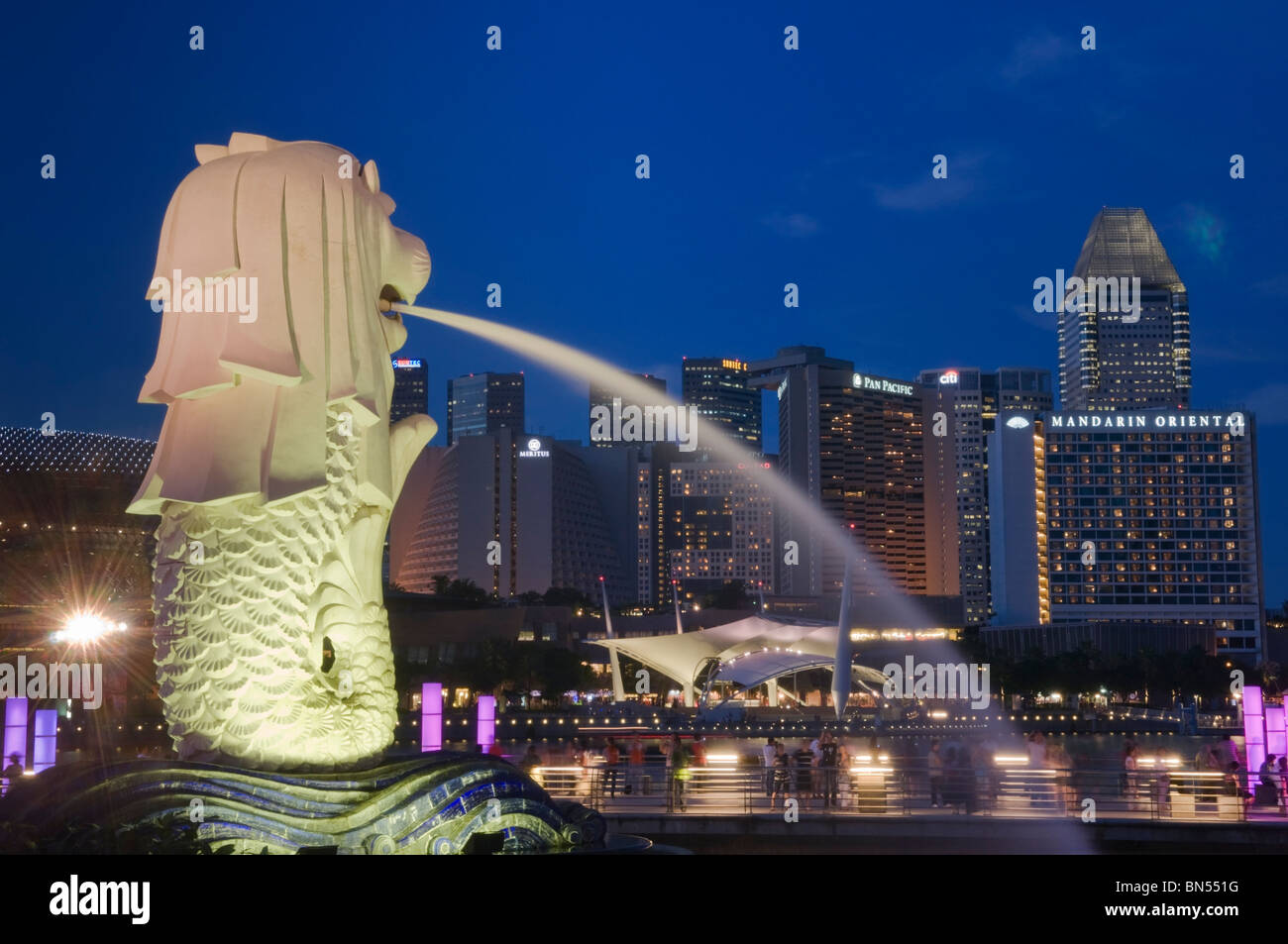 Merlion Statue und SunTec City Skyline von Singapur Stockfoto