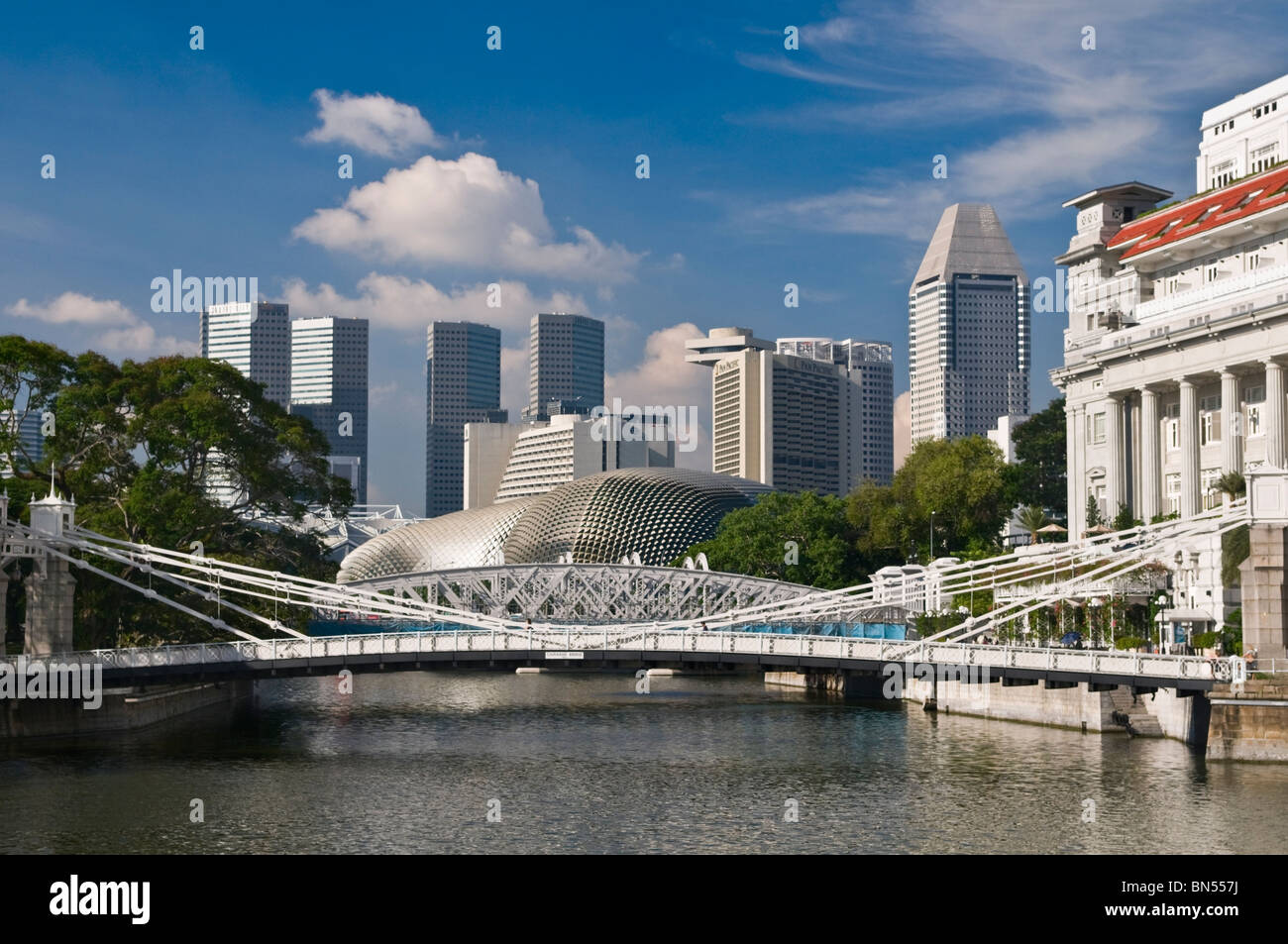 Cavenagh Brücke und Central Business District-Singapur Stockfoto