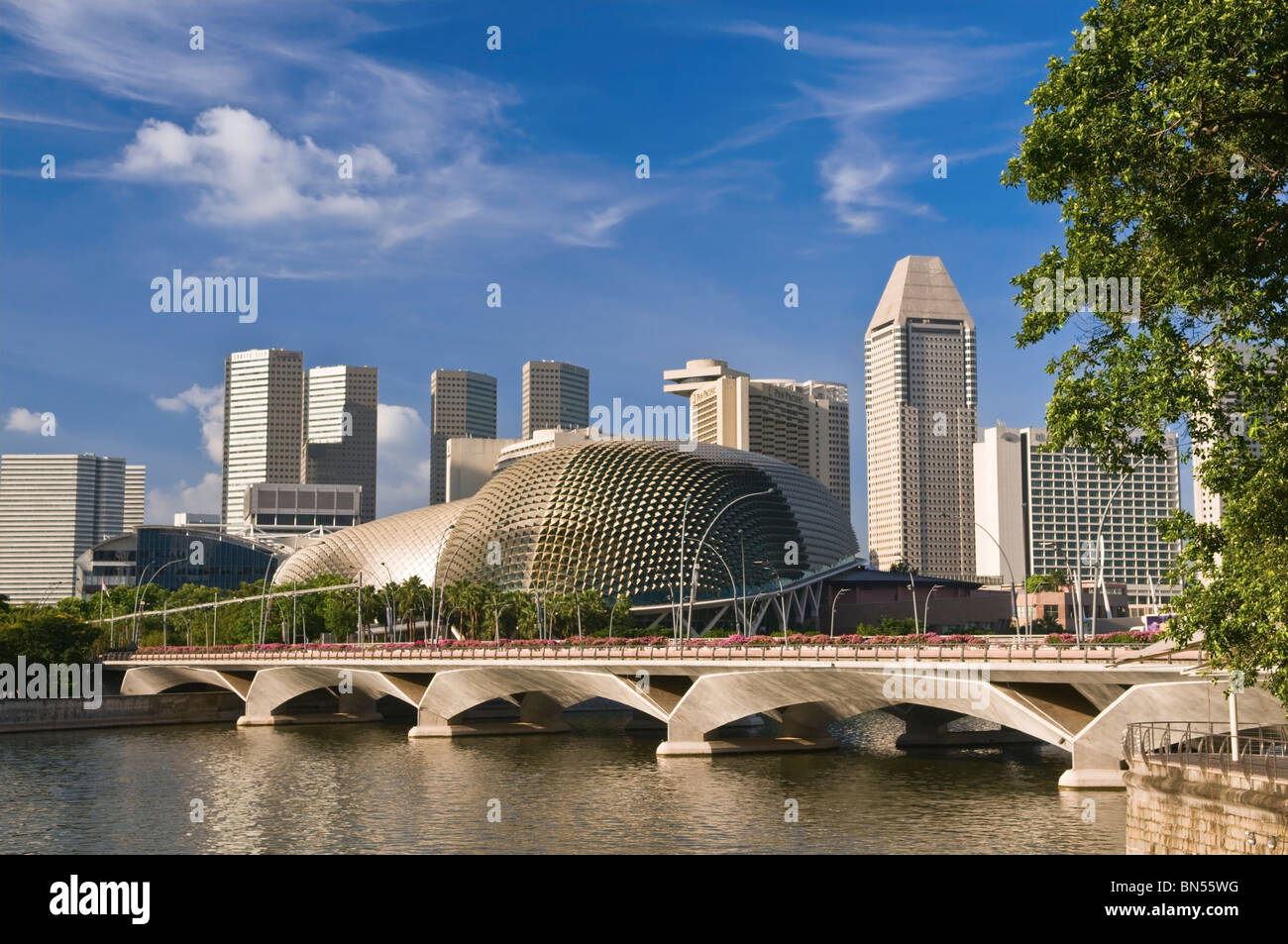 Esplanade Theater und Singapur Esplanade Bridge Central Business District Stockfoto