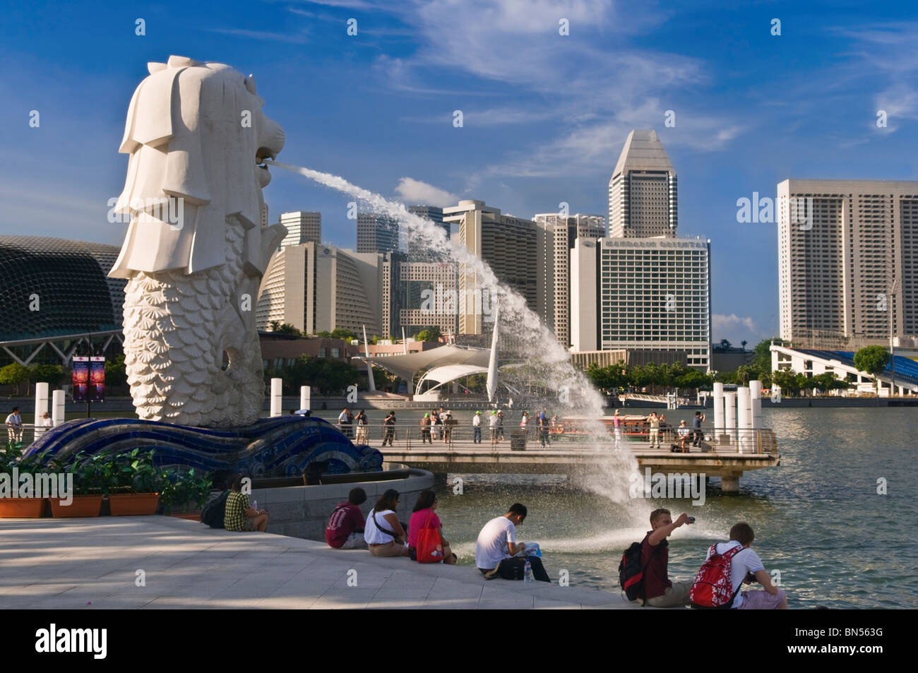 Merlion Statue und Stadt Skyline von Singapur Stockfoto