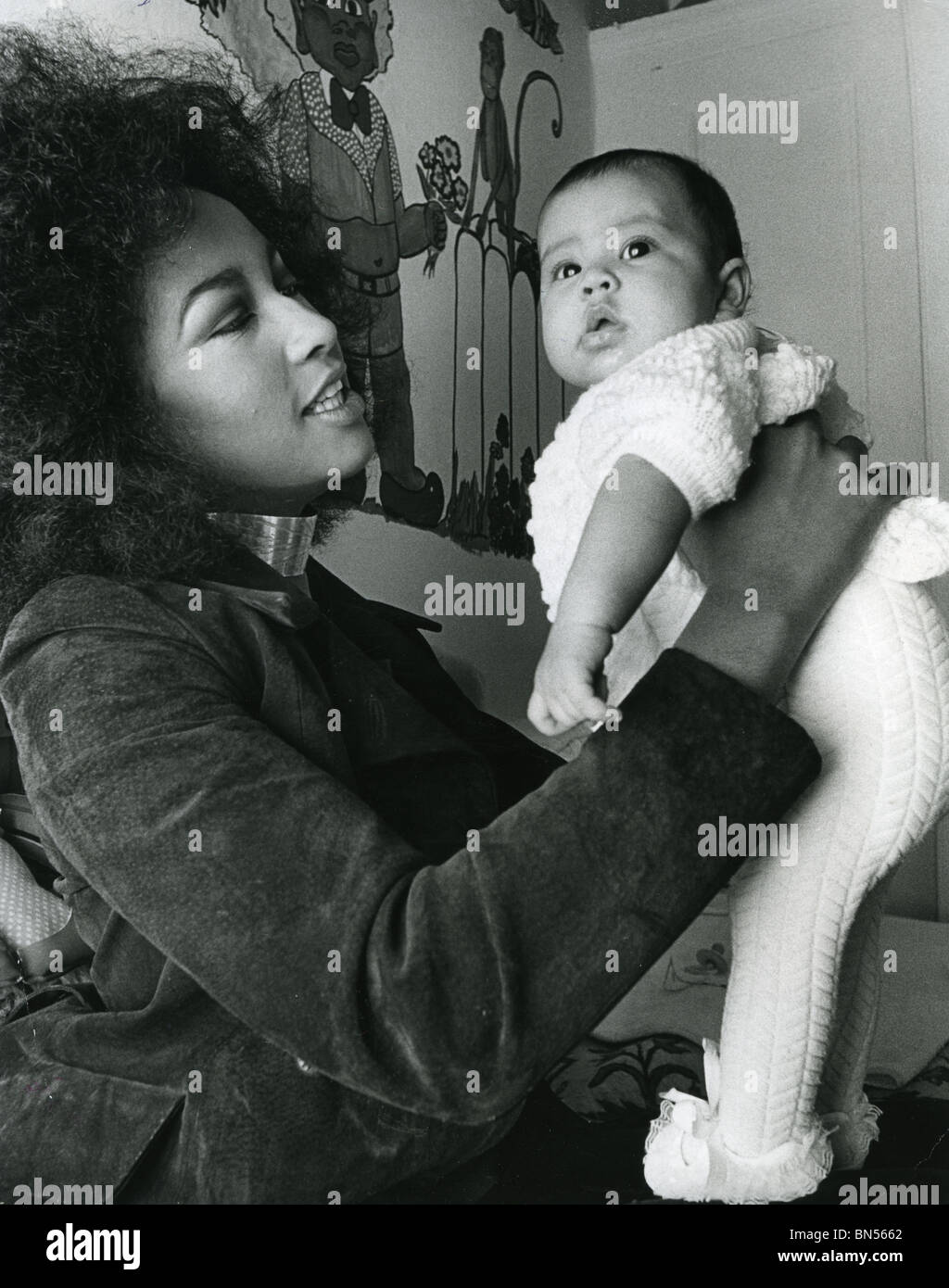 MARSHA HUNT US-Model und Schauspielerin im Januar 1971 mit Karis ihres Sohnes von Mick Jagger. Foto Tony Gale Stockfoto