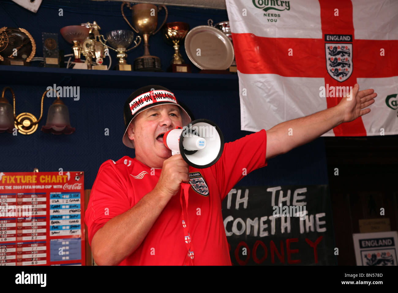 England Fußball-Fans beobachten die 2010 WM-Spiel gegen Deutschland in einem Londoner pub Stockfoto