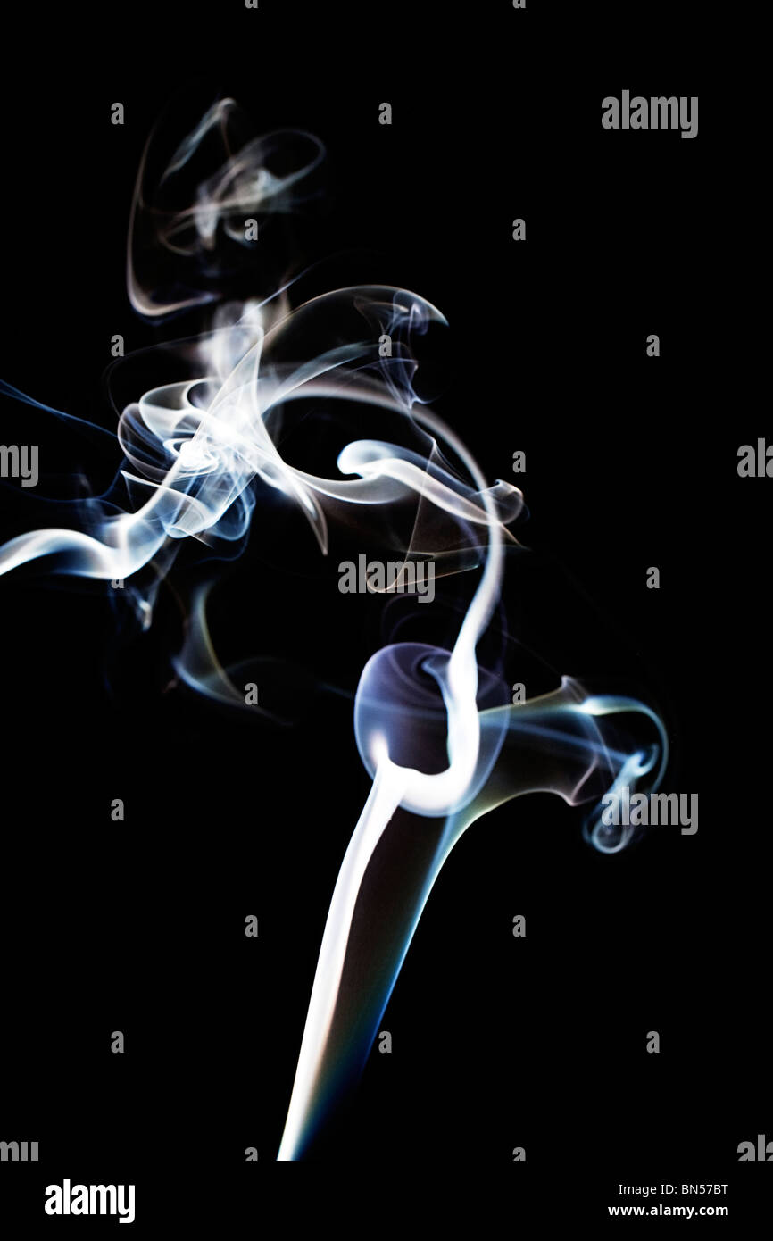 Blau und weiß abstrakt und chaotischen Rauchen auf schwarzem Hintergrund Stockfoto