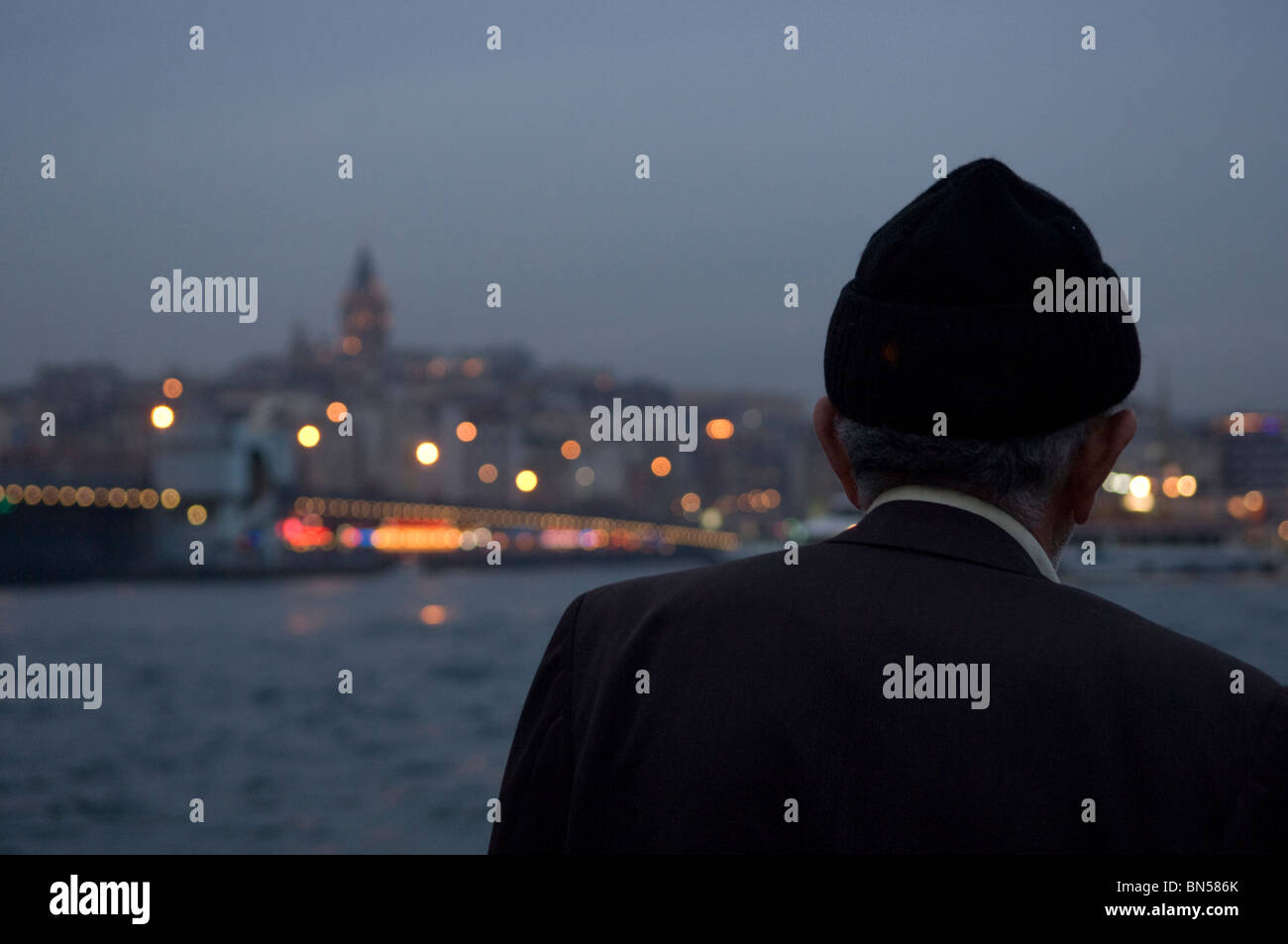 Alter Mann heraus über den Bosporus, Istanbul, Türkei auf der Suche Stockfoto