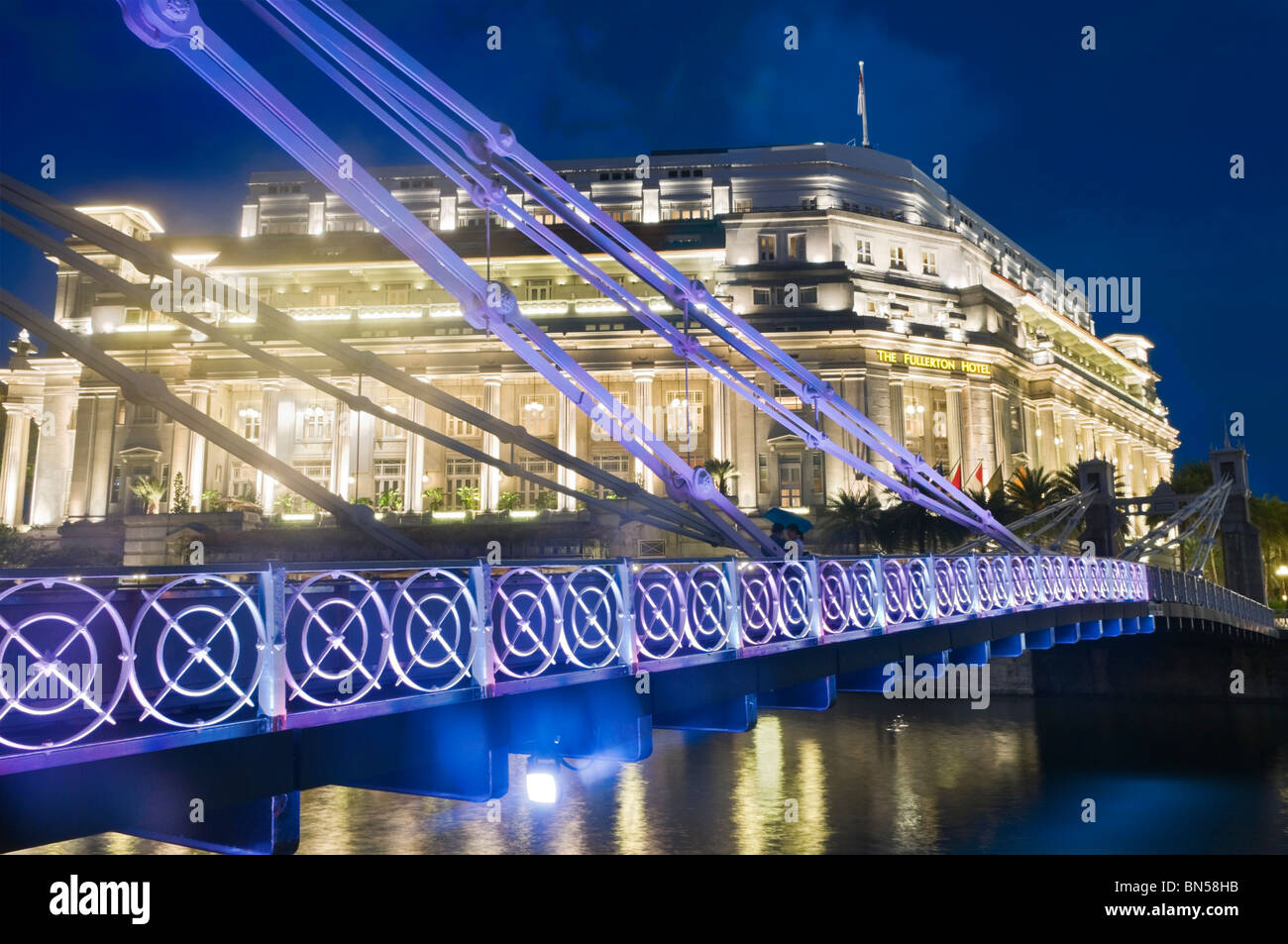 Cavenagh Brücke und Fullerton Hotel Singapore Stockfoto