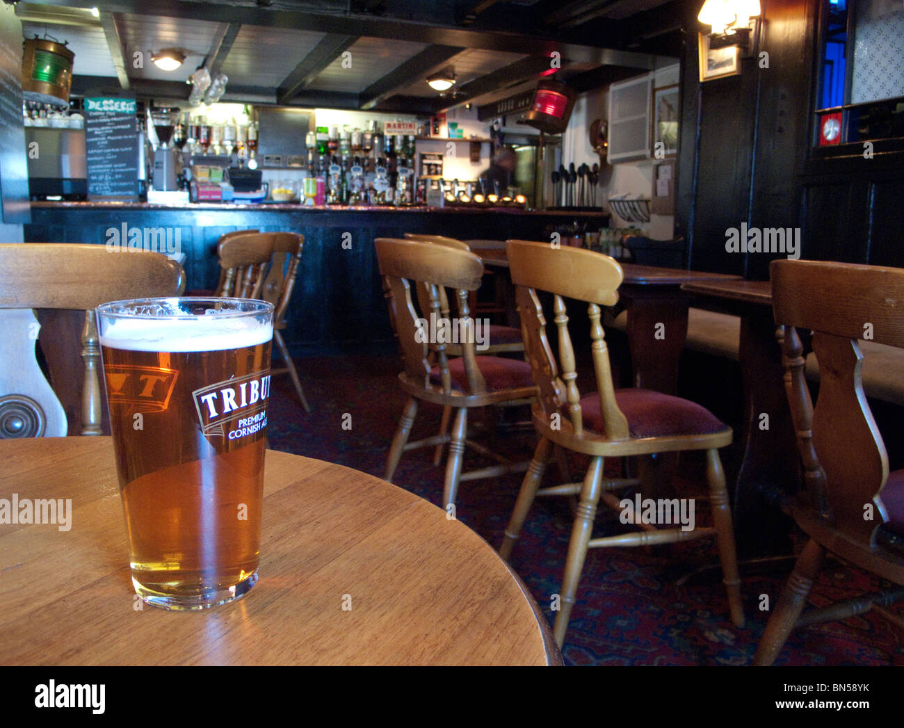 Cornwall England trinken Bier Bier Pub bar Bier Alkohol alte traditionelle  Ship Inn Mousehole Stockfotografie - Alamy