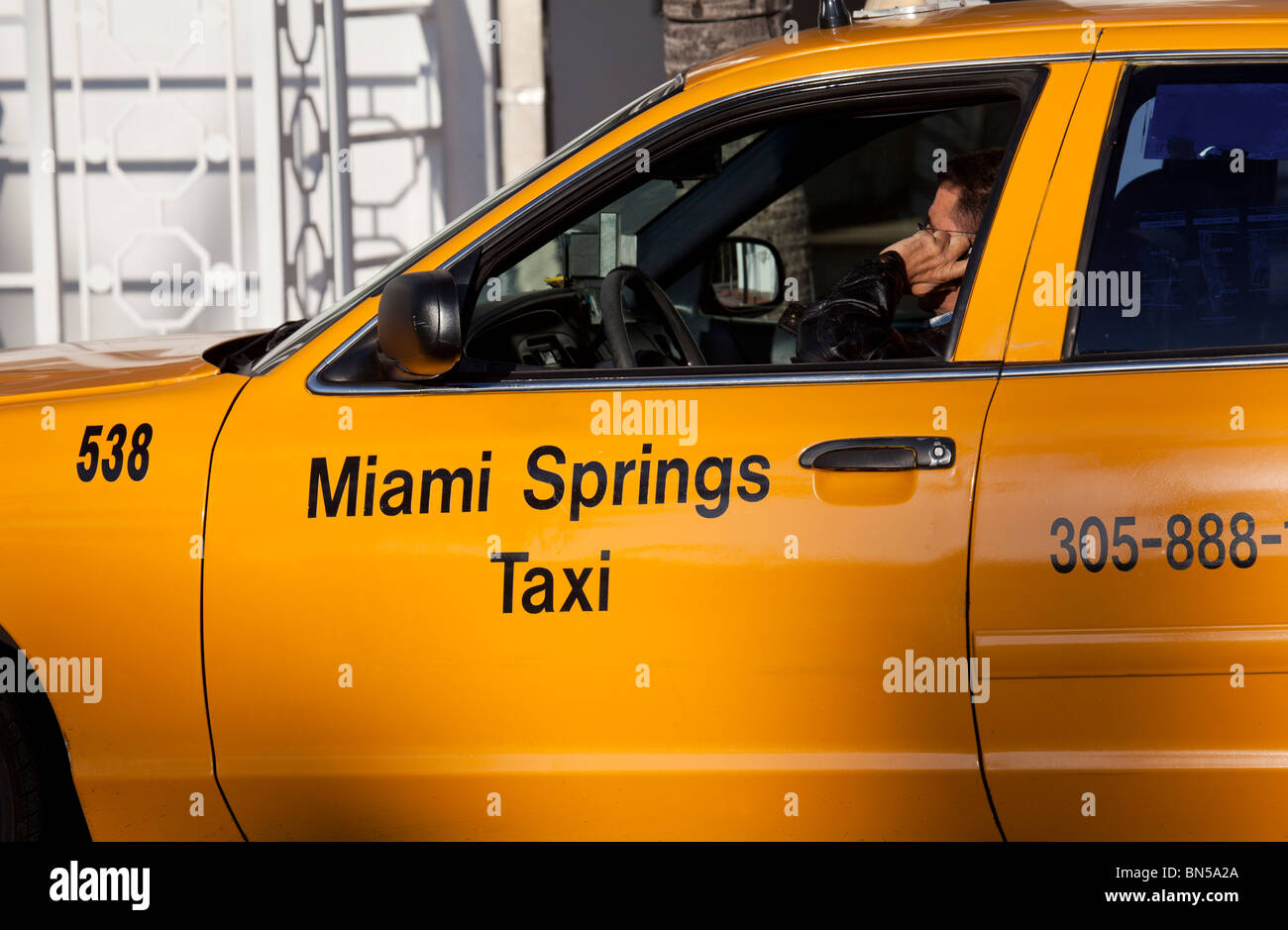 Miami Springs Taxi für eine Fahrt am Ocean Drive, Miami Beach, Florida Stockfoto