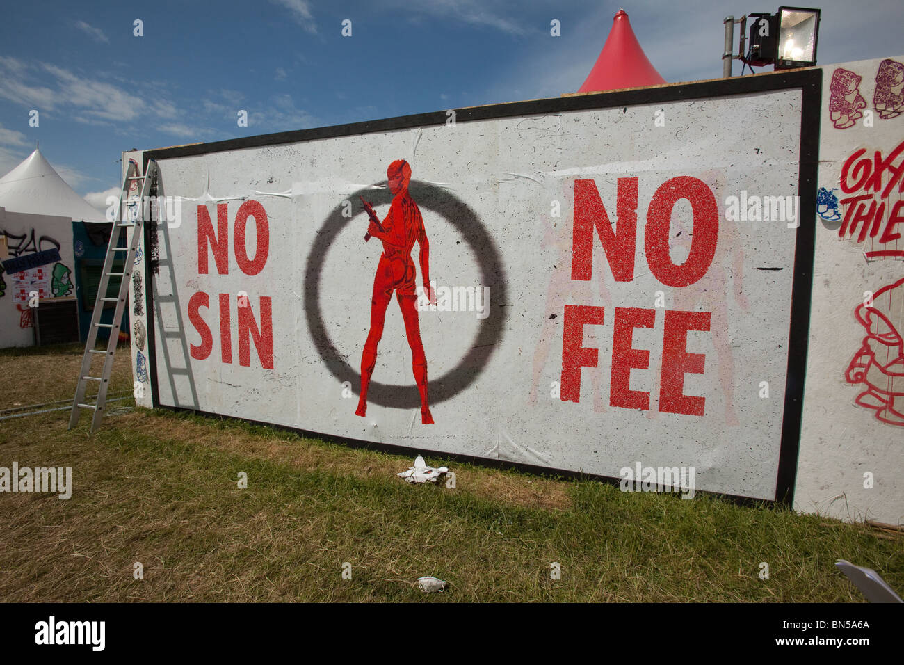 Plakat Poster im Shangri-La-Bereich des Glastonbury Festivals 2010 Stockfoto