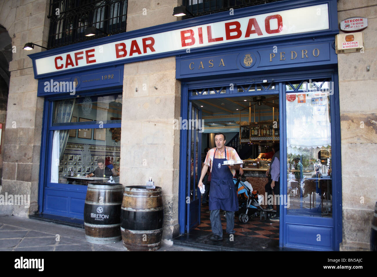 Kellner mit Tablett aus Tür der Plaza Nueva, Casca Viejo, Bilbao, Pais Vasco, Cafe Bar Bilbao, Baskenland, Spanien Stockfoto