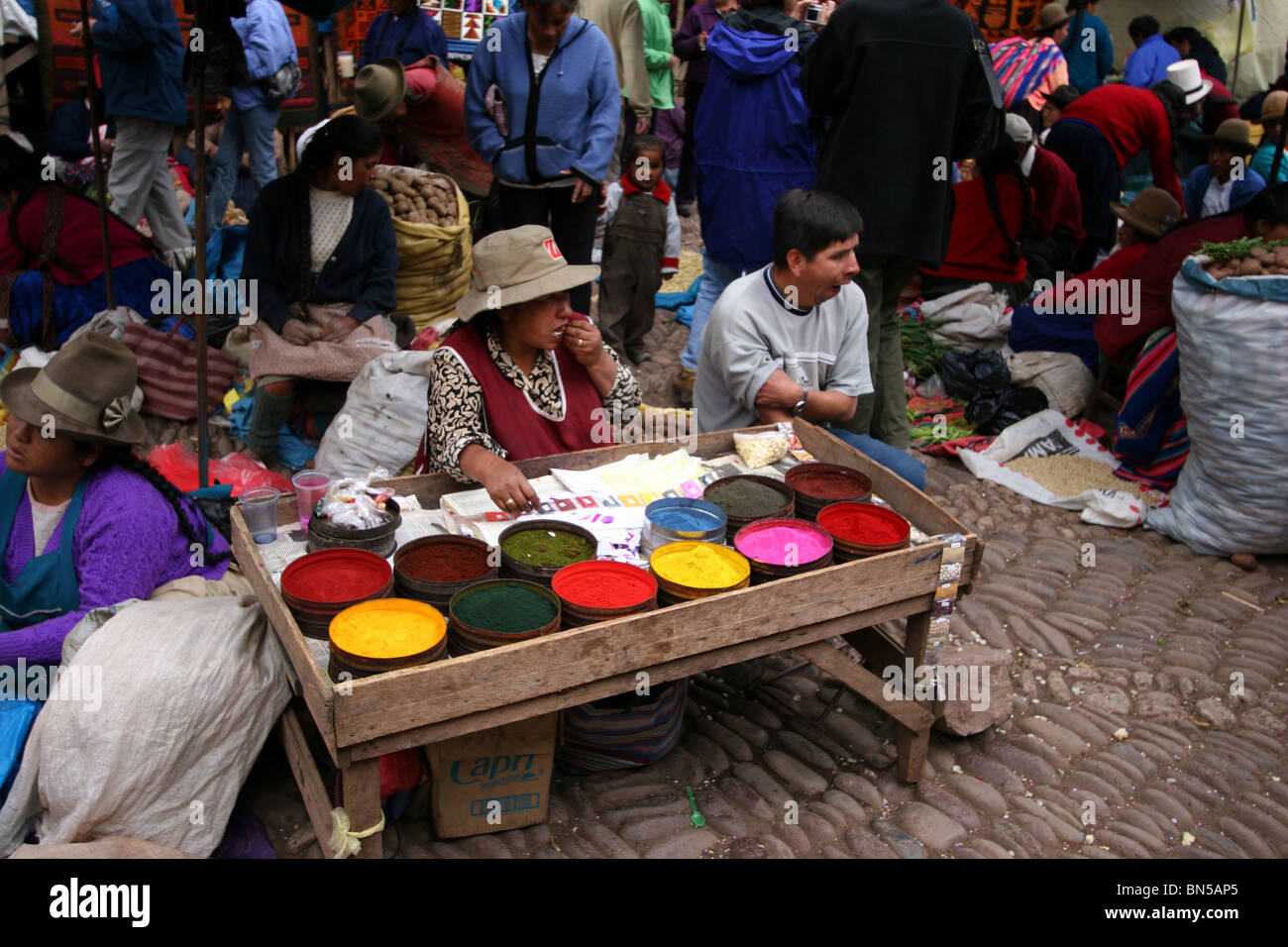 Farbstoffe für Verkauf in Pisac Markt, Peru Stockfoto
