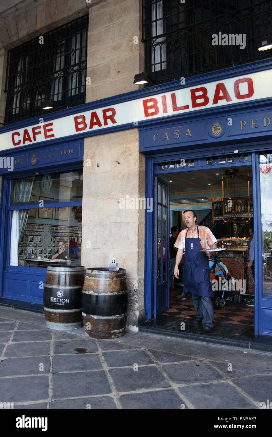 Kellner mit Tablett aus Tür der Plaza Nueva, Casca Viejo, Bilbao, Pais Vasco, Cafe Bar Bilbao, Baskenland, Spanien Stockfoto
