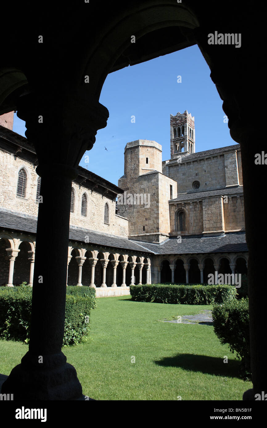 Kreuzgang der romanischen Kathedrale von Heiligem Maria, Catedral de Santa Maria in La Seu Urgell, Pyrenäen, Katalonien, Spanien Stockfoto