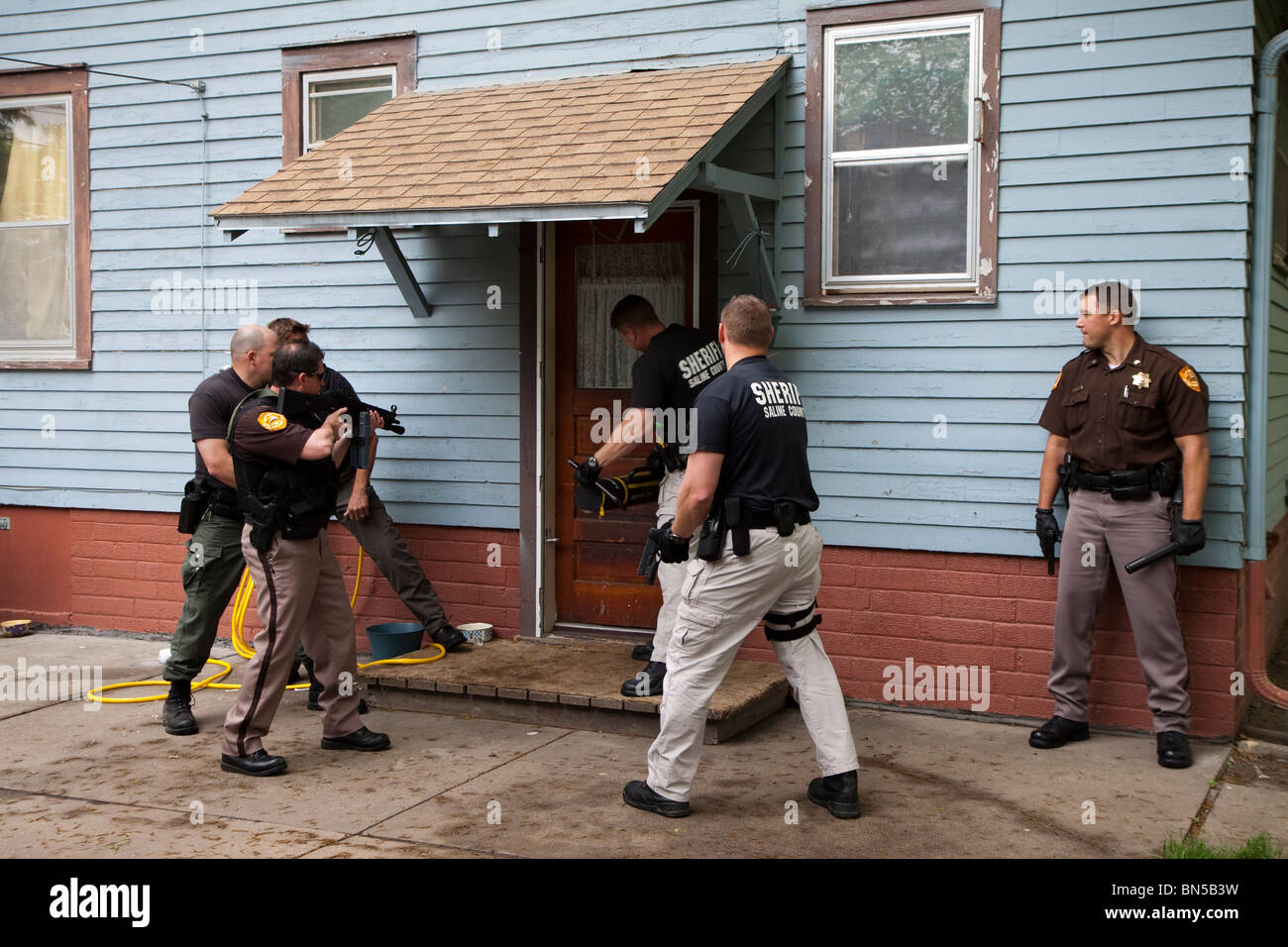 Deputy Sheriff Portion Droge in Verbindung stehenden Durchsuchungsbefehl in einer ländlichen Gemeinde der USA. Betäubungsmittel befanden sich im Inneren der Residenz. Stockfoto