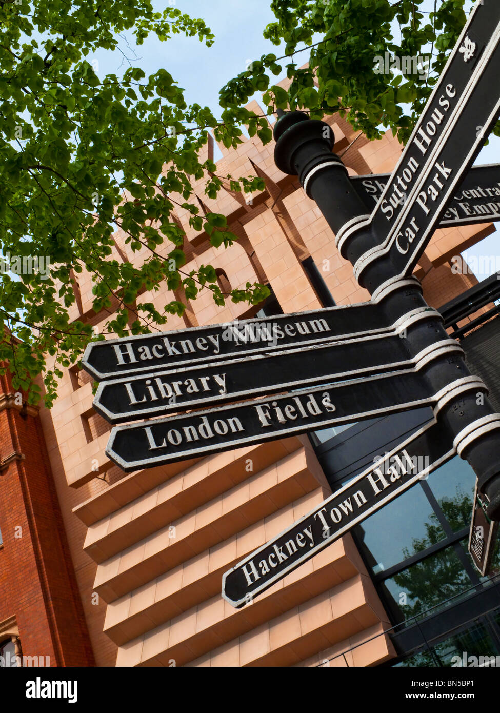 Touristischen Zeichen außerhalb der Hackney Empire Theatre in East London UK mit Wegbeschreibung zum Museum und andere Sehenswürdigkeiten Stockfoto