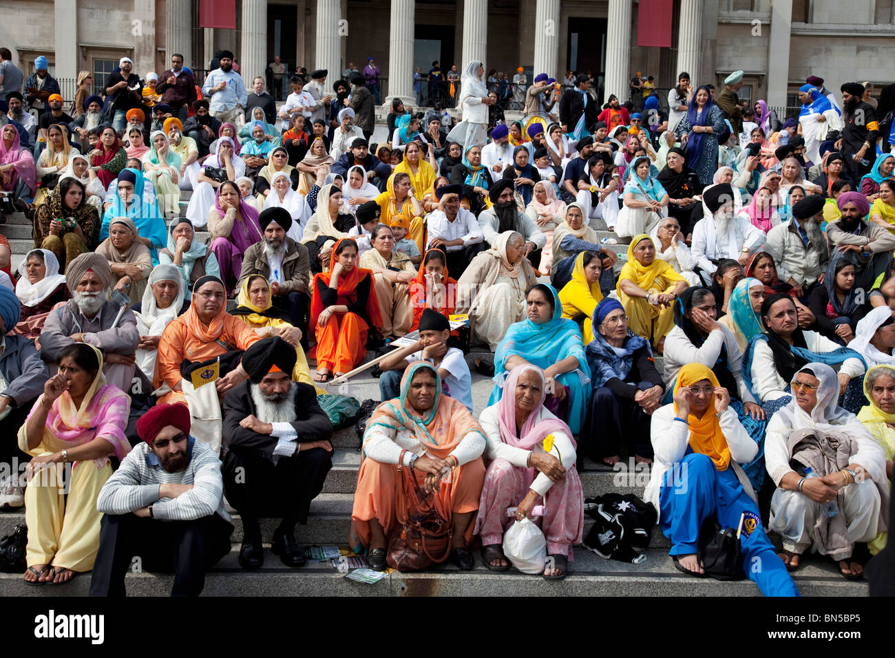 Sikhs sammeln auf dem Trafalgar Square zu einer Demonstration um Menschenrechtsverletzungen gegenüber Minderheiten in Indien zu markieren. Stockfoto