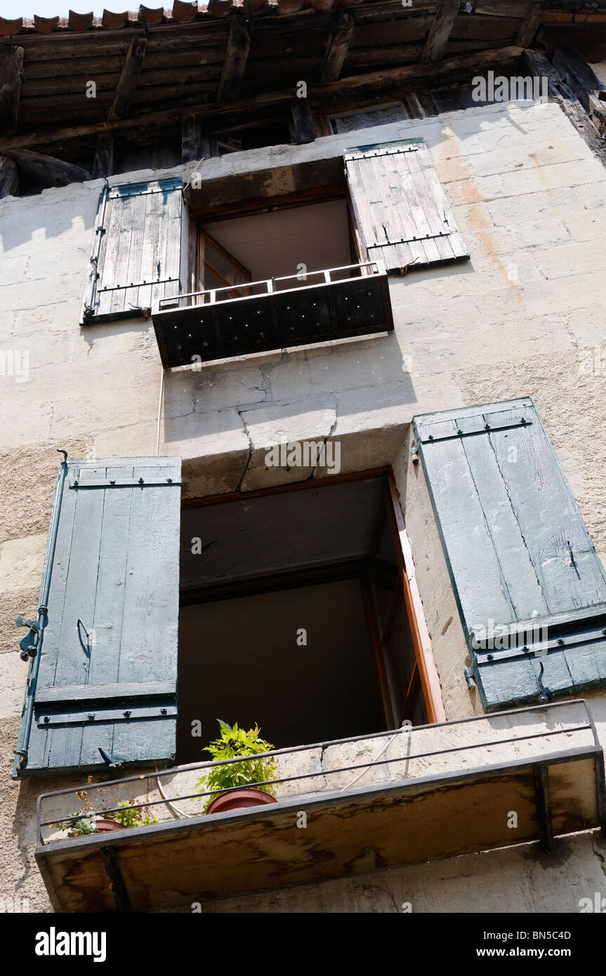 Stock Foto Fenstertüren mit alten Fensterläden. Stockfoto