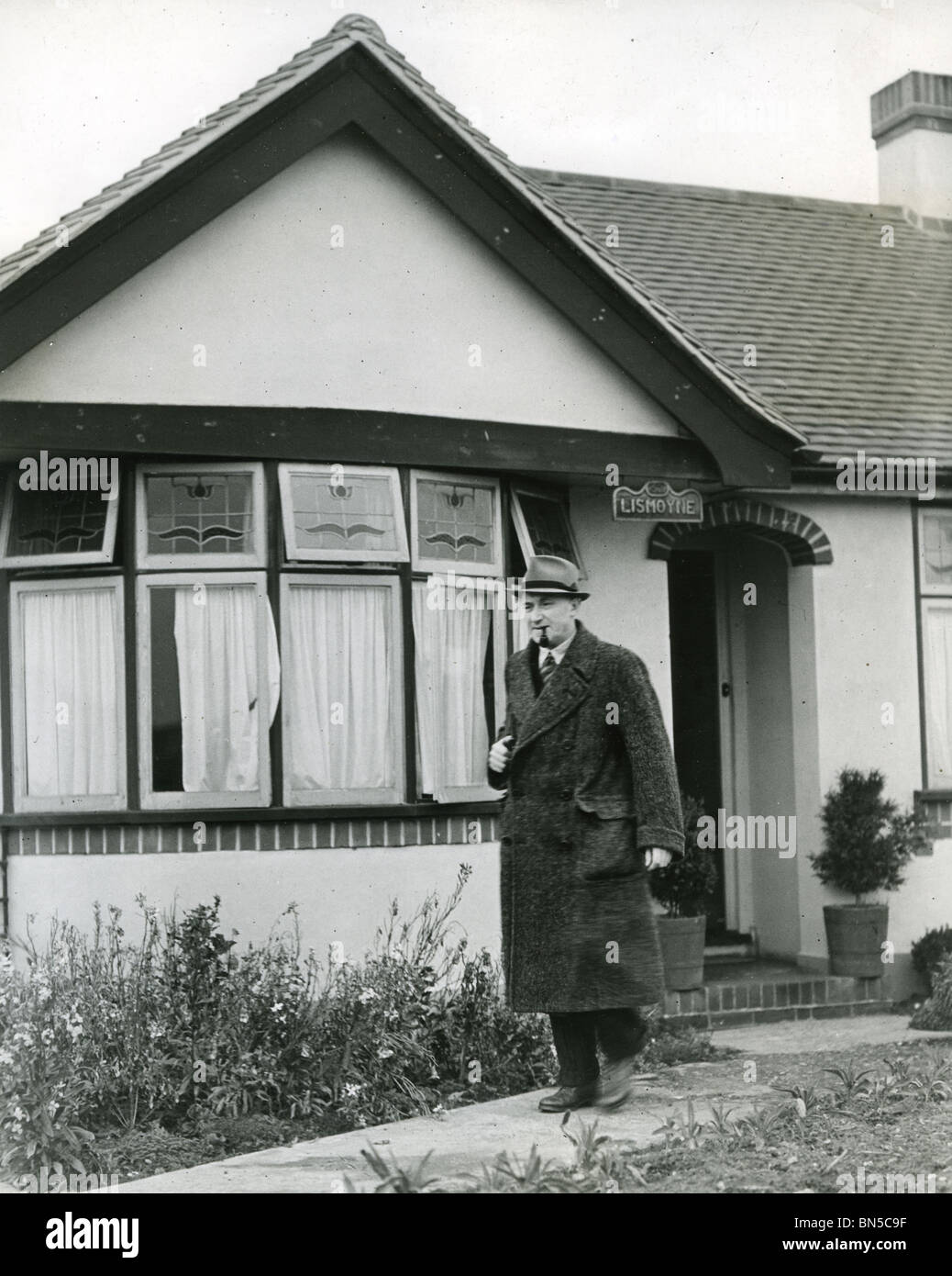 EMMANUEL "Manny" SHINWELL (1884-1986) britischen Handel Gewerkschaftsführer & Labour-Politikerin am Lismoyne, seine Ewell, Surrey, Heimat 1945 Stockfoto