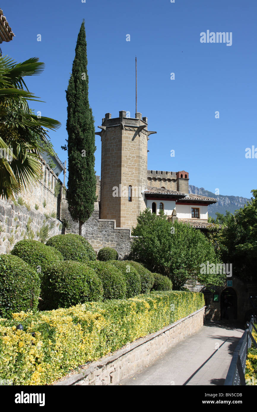 Stadtmauer, Laguardia, (La Guardia), Pais Vasco, Rioja Alavesa Wein Region, Spanien, mit Garten und blauer Himmel Stockfoto
