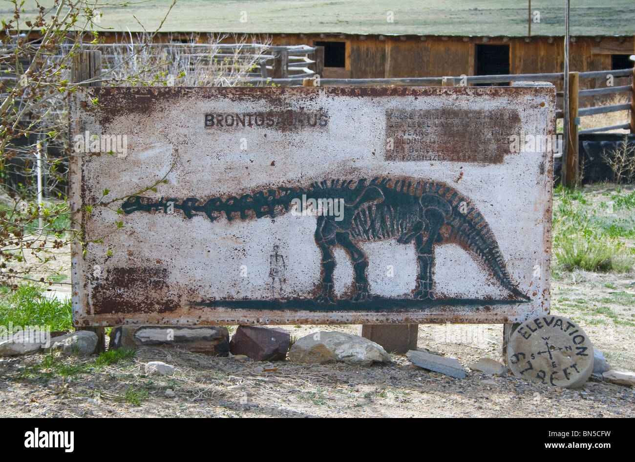 Das Fossil Kabine Museum in Medicine Bow, Wyoming ist Dinosaurierknochen gemacht. Stockfoto